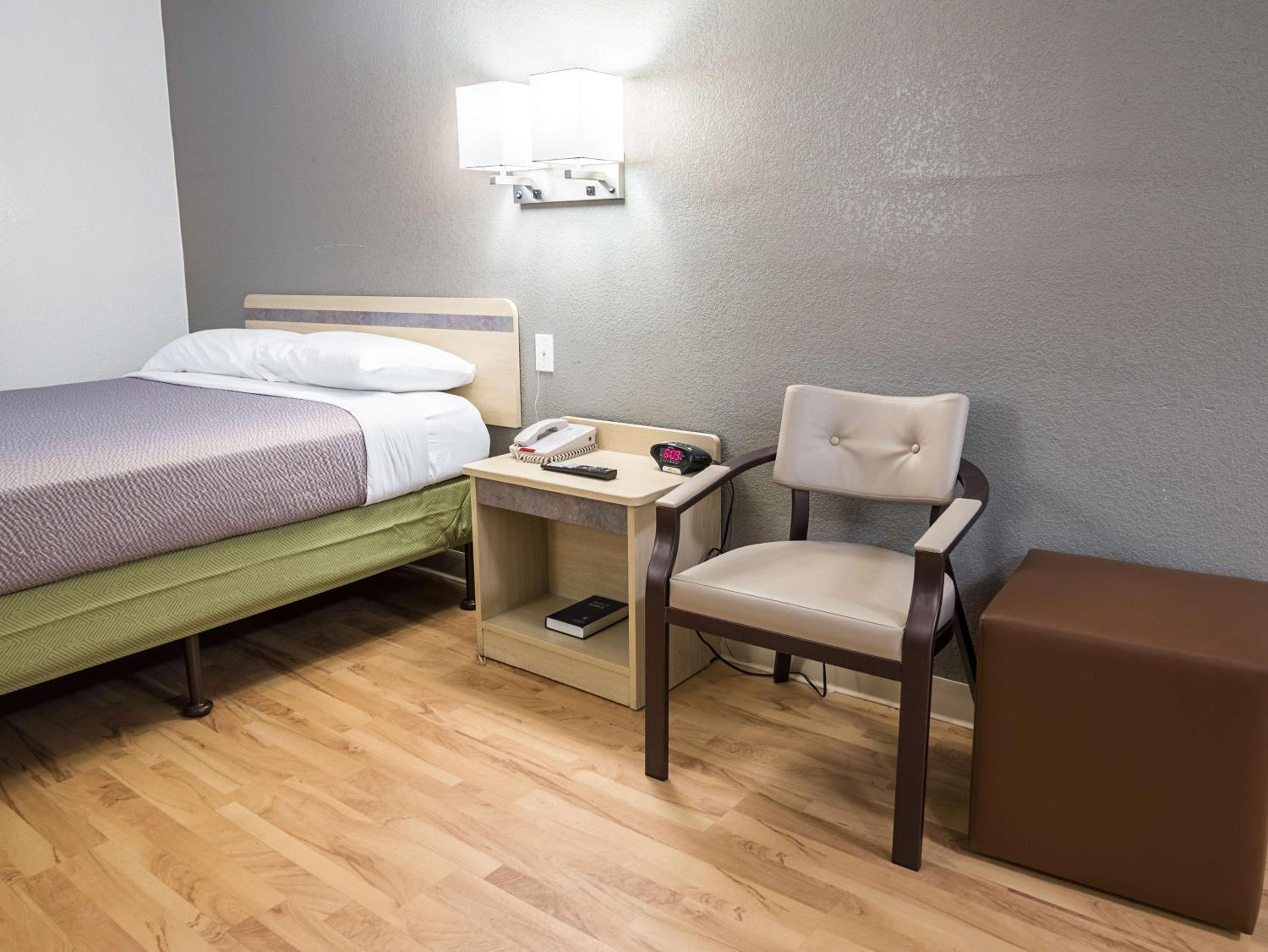 Queen Room - Disability Access - Non-Smoking photo 2