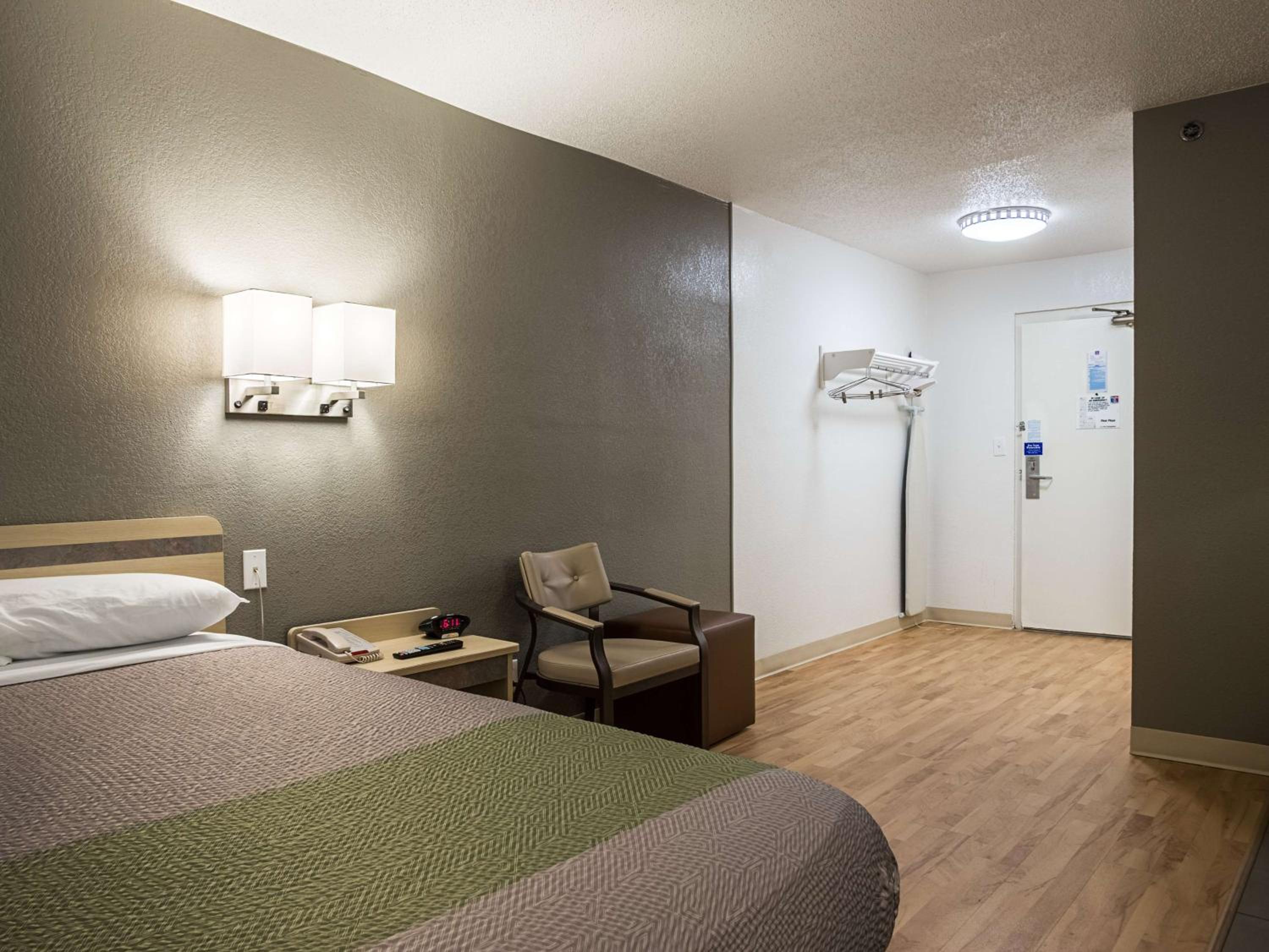 Queen Room - Disability Access - Non-Smoking photo 3