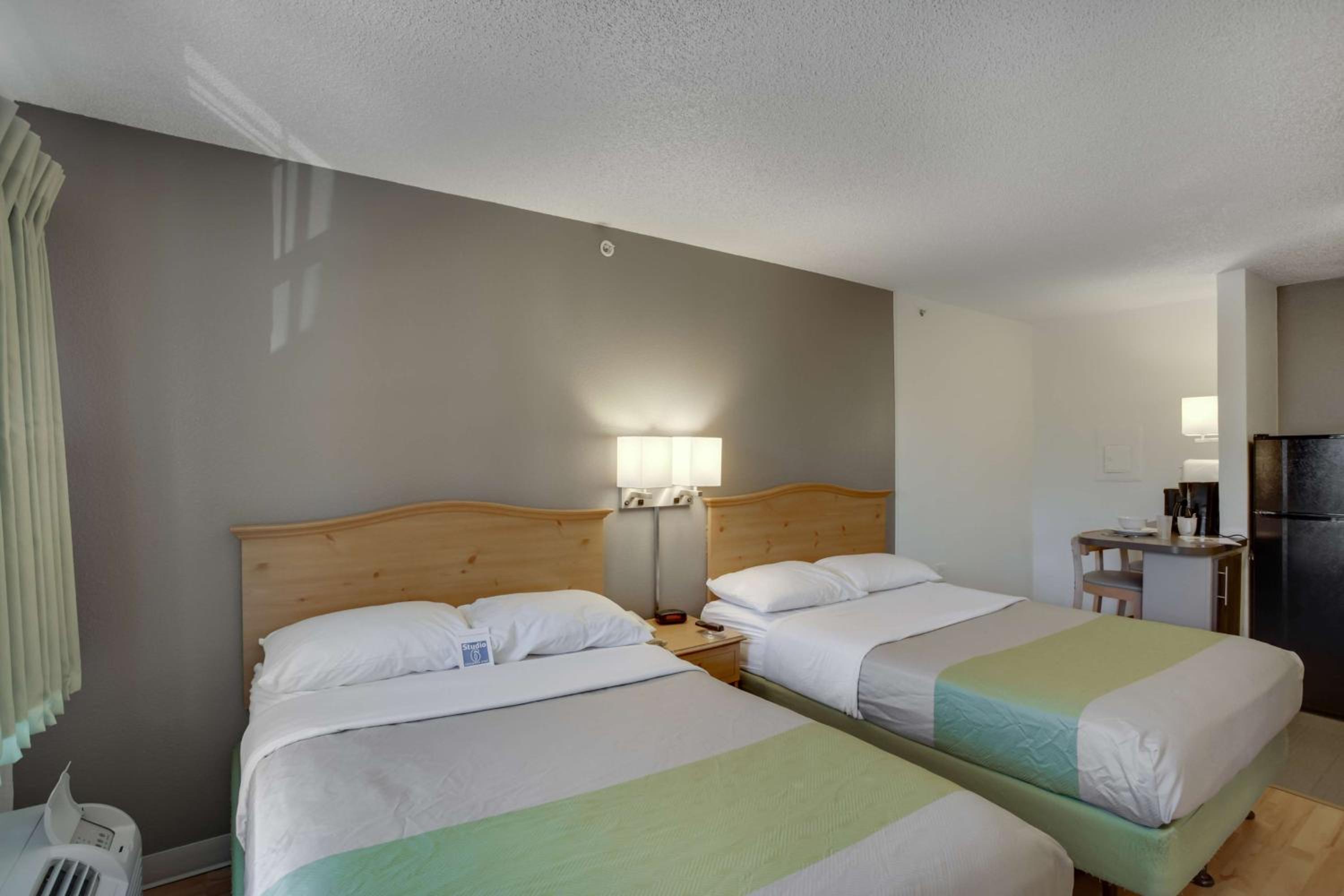 2 Full Beds | ADA/Tub, Smoking