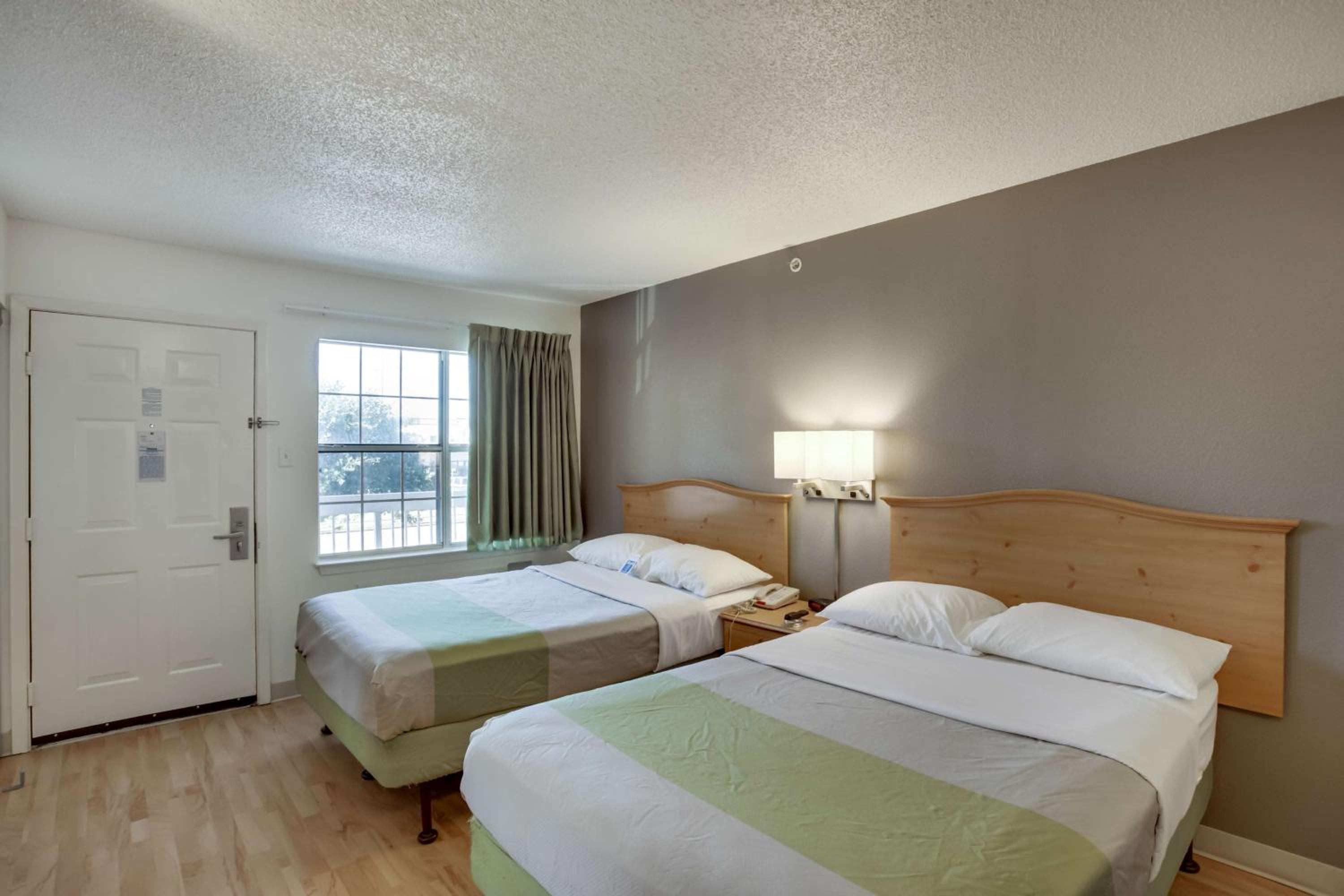 2 Full Beds | ADA/Tub, Smoking photo 2