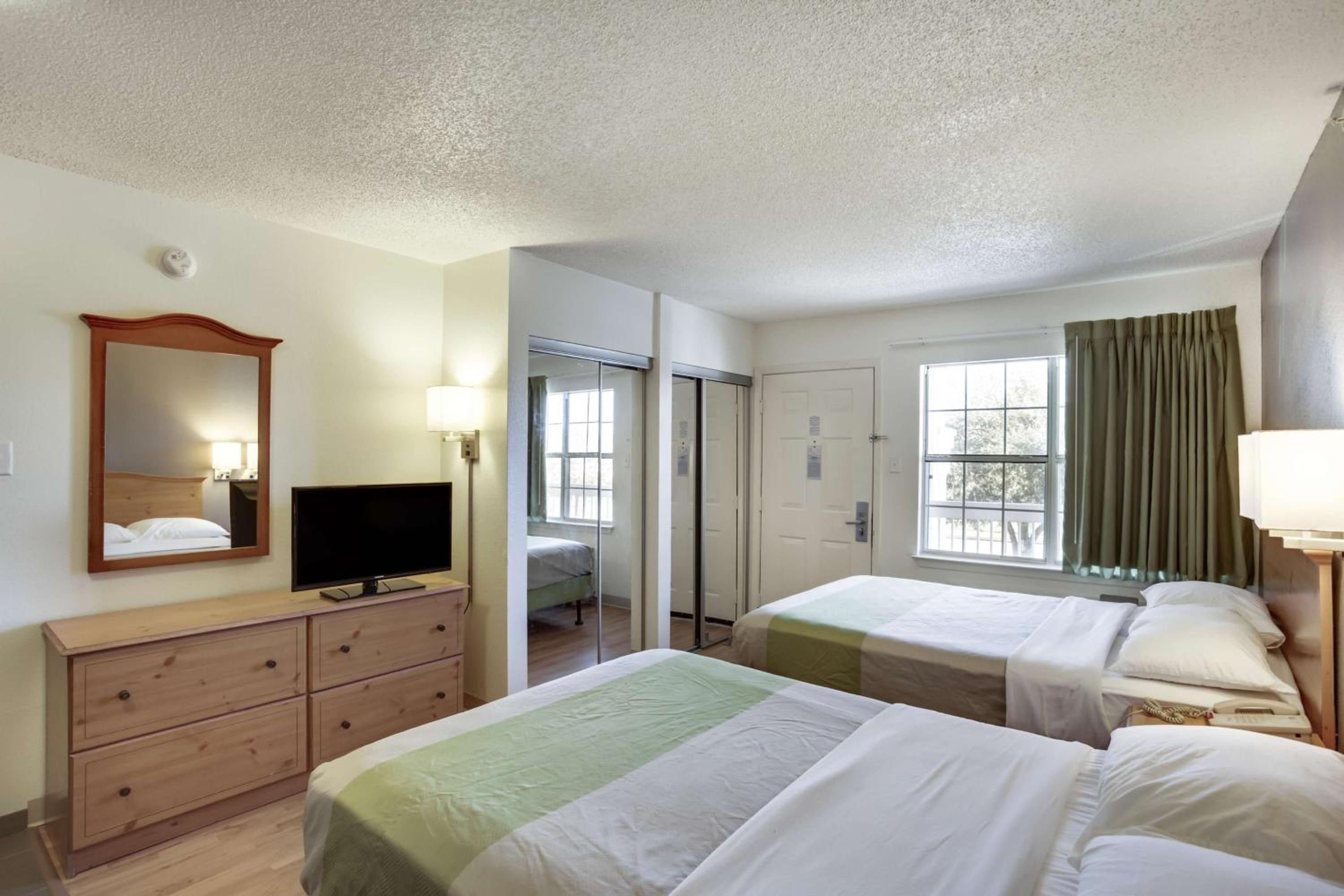 2 Full Beds | Smoking photo 2