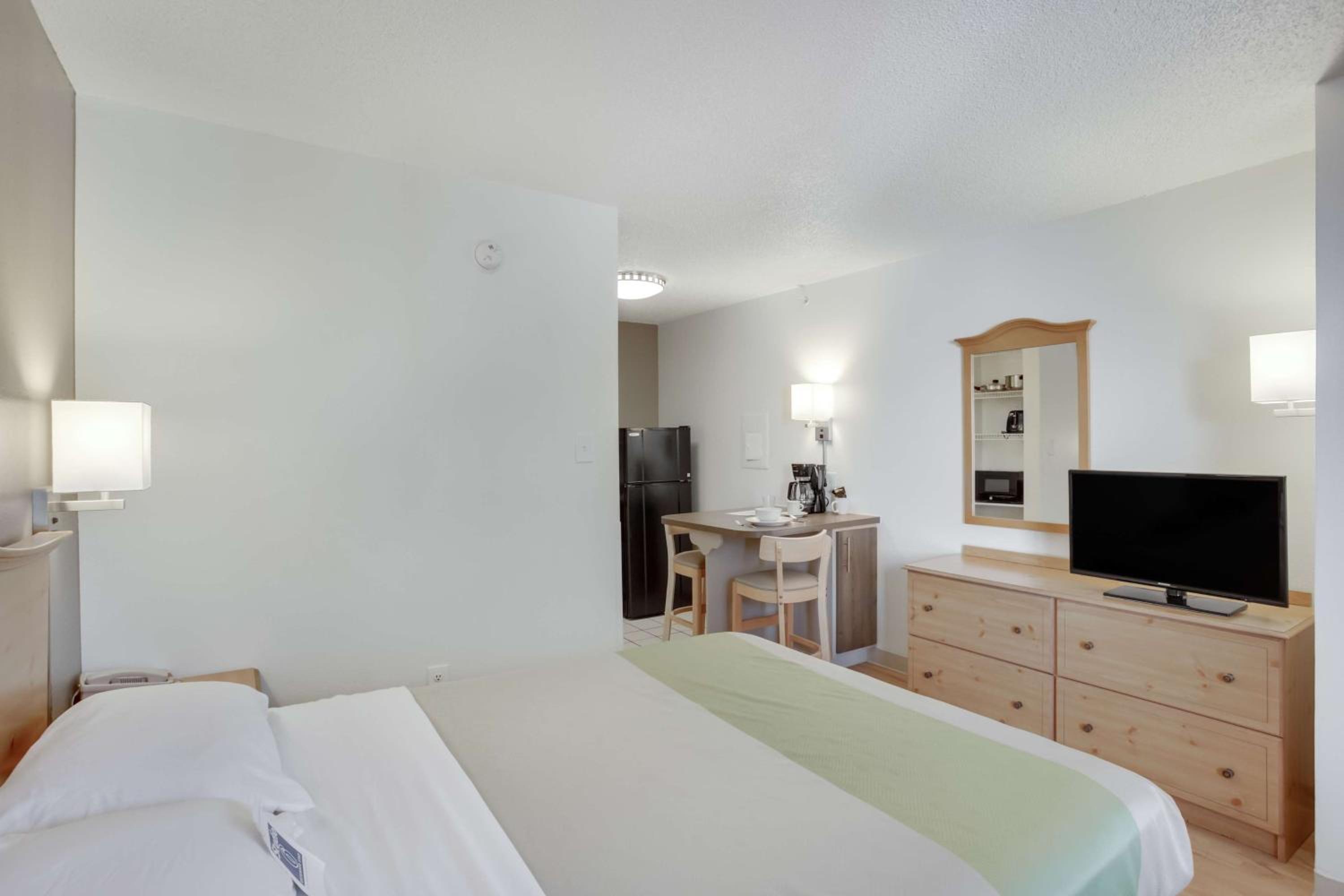 1 Queen Bed | Suite, Kitchen, Non-Smoking