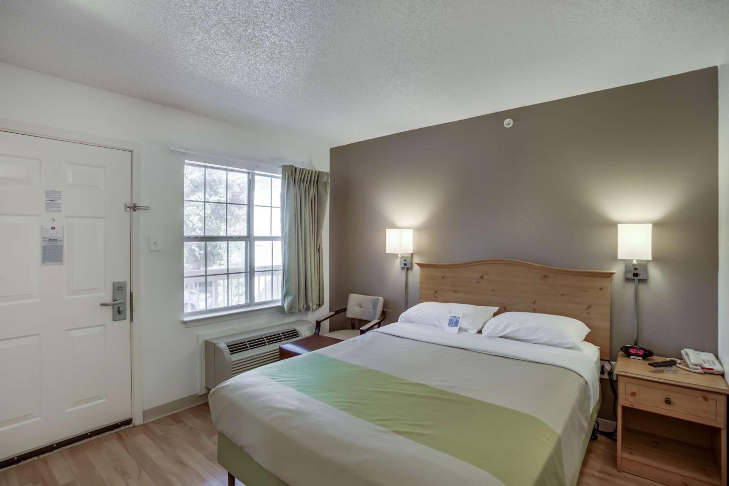 1 Queen Bed | ADA/Tub, Non-Smoking photo 2