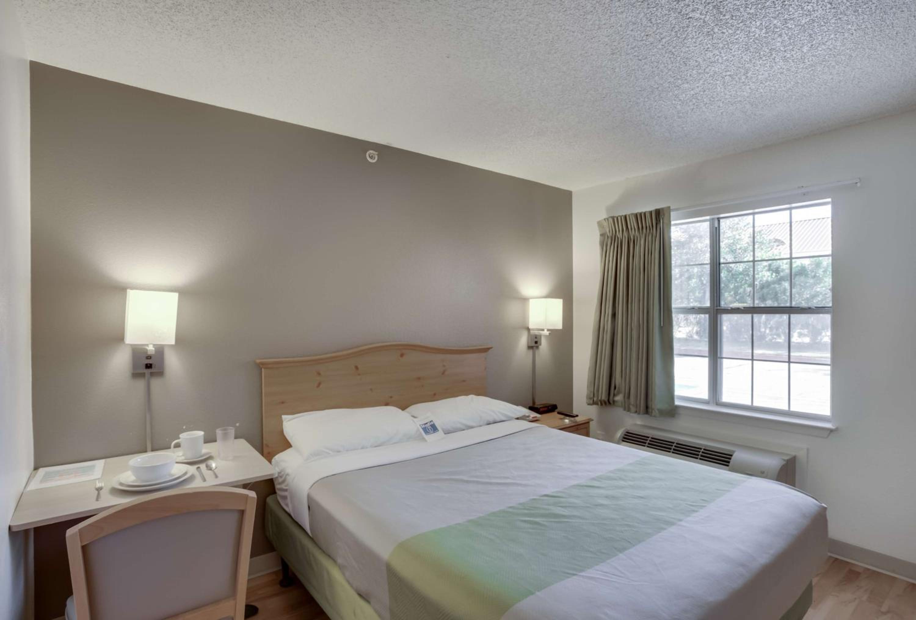 1 Queen Bed | Non-Smoking photo 3