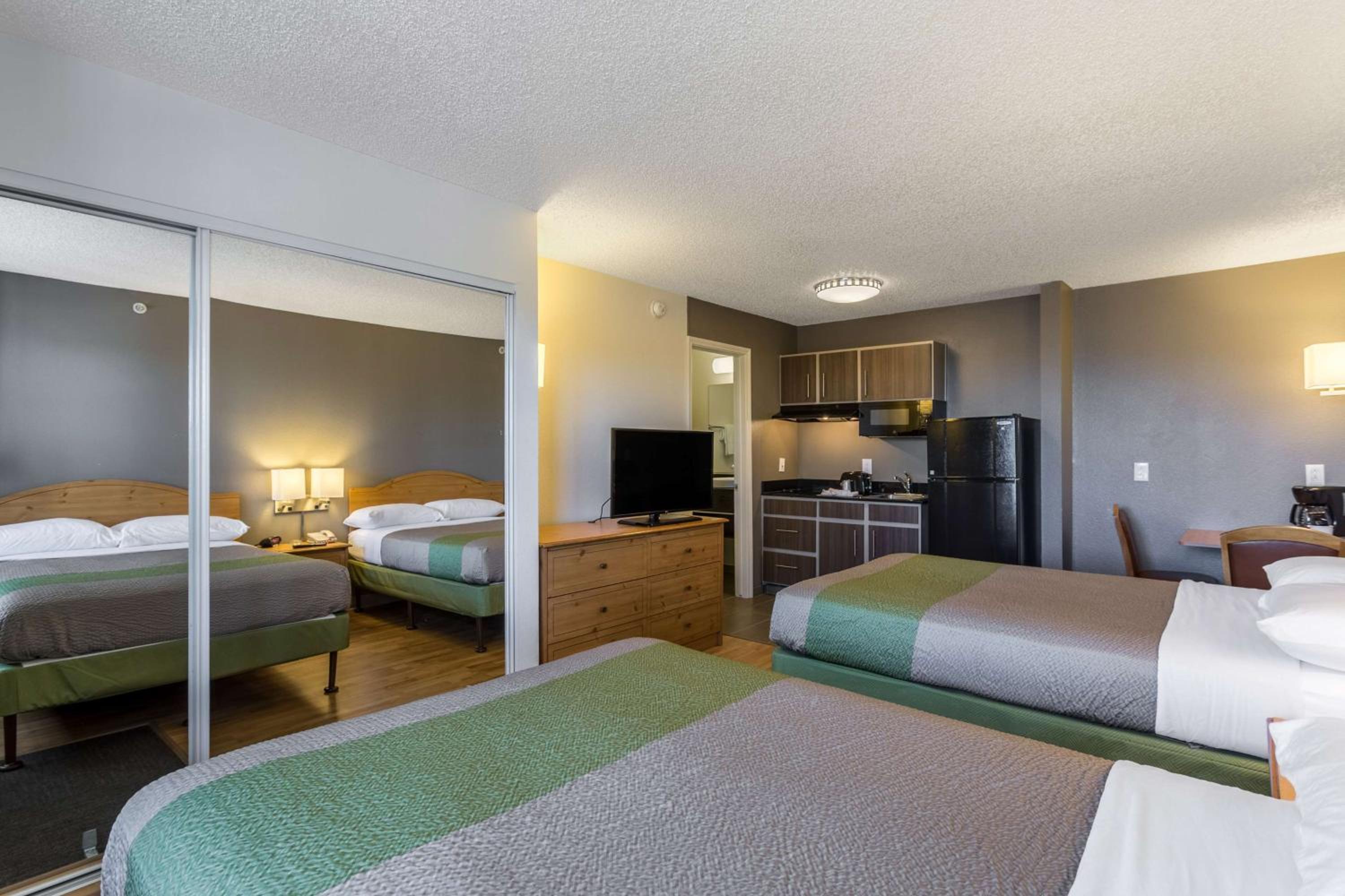 Quadruple Room - Disability Access - Non-Smoking photo 2