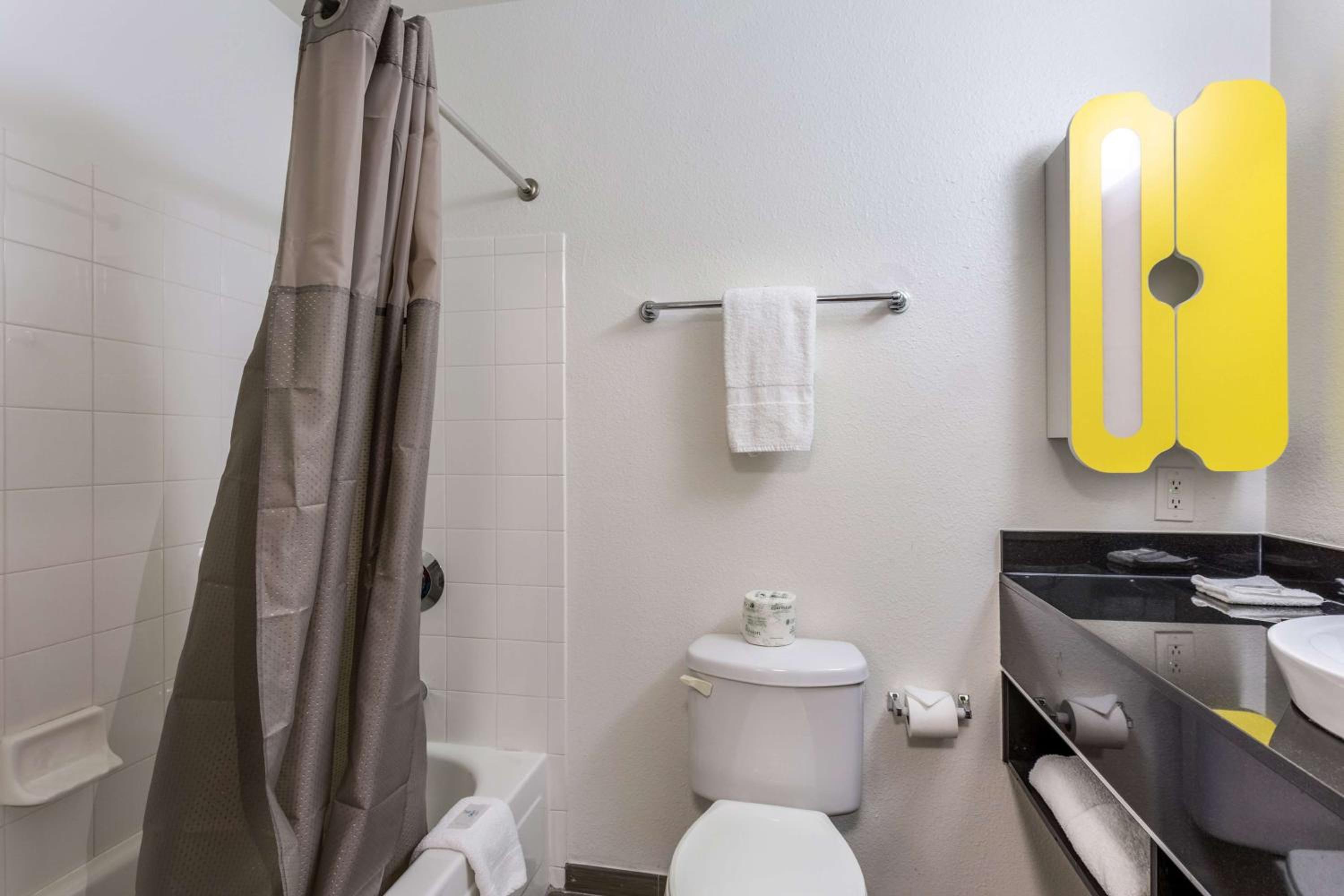 Queen Room - Disability Access - Non-Smoking photo 3