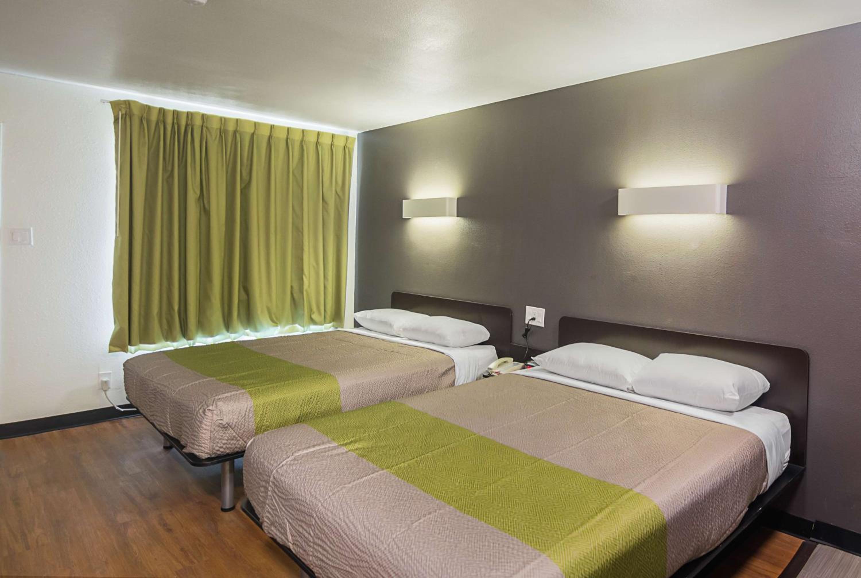 Deluxe Queen Room with Two Queen Beds - Smoking - Photo 6