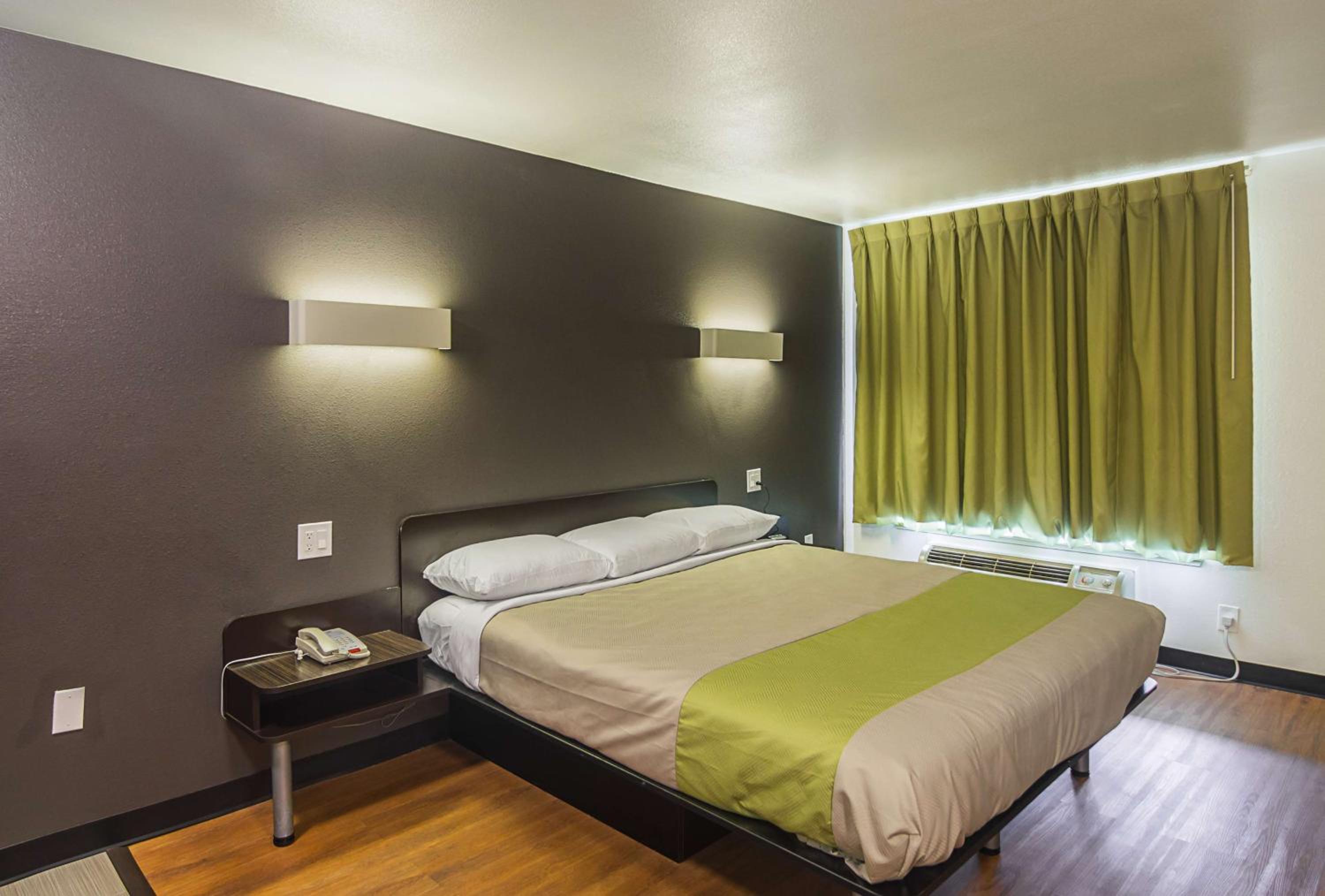King Room with Kitchen - Non-Smoking - Photo 7