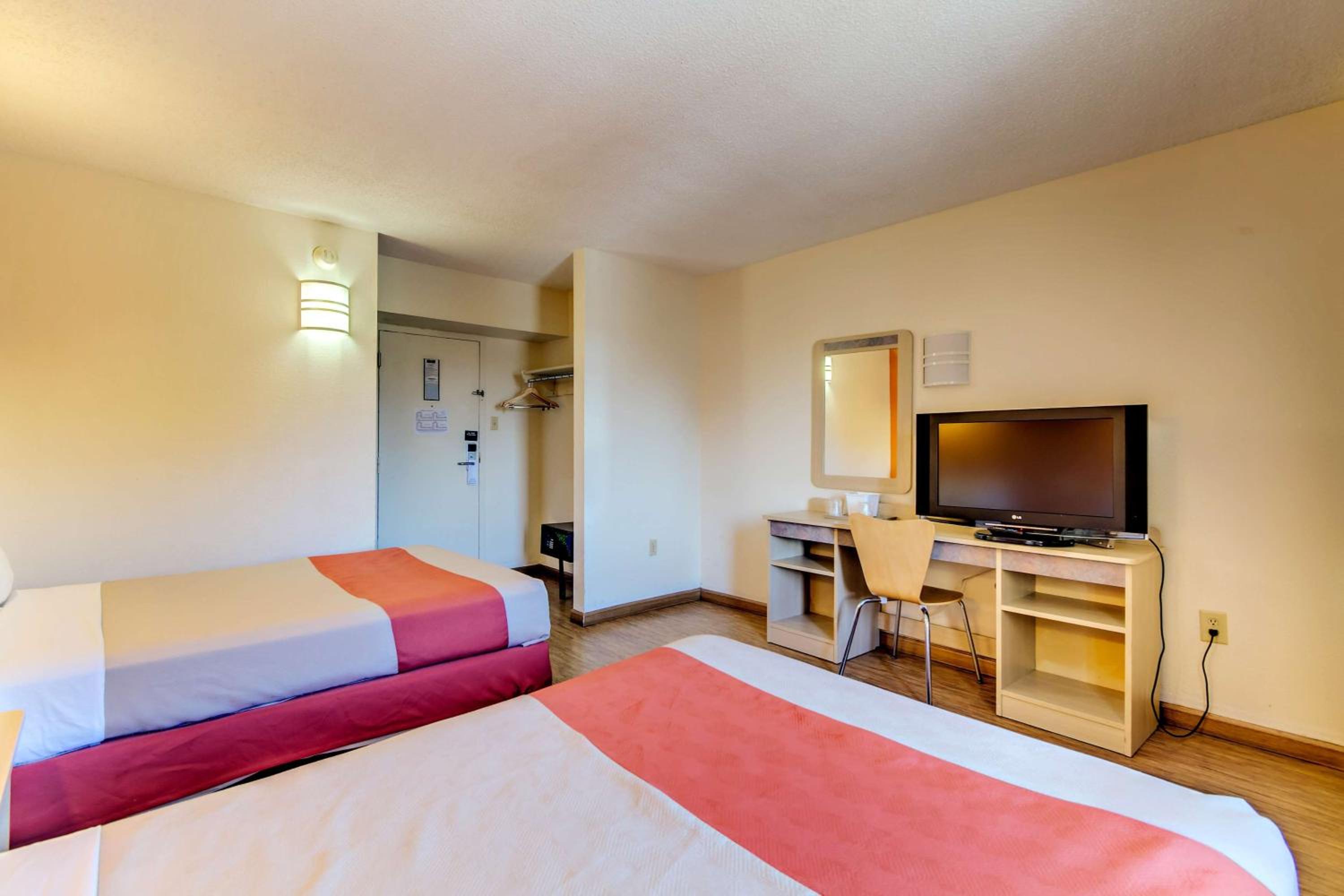 Quadruple Room - Non-Smoking - Photo 6