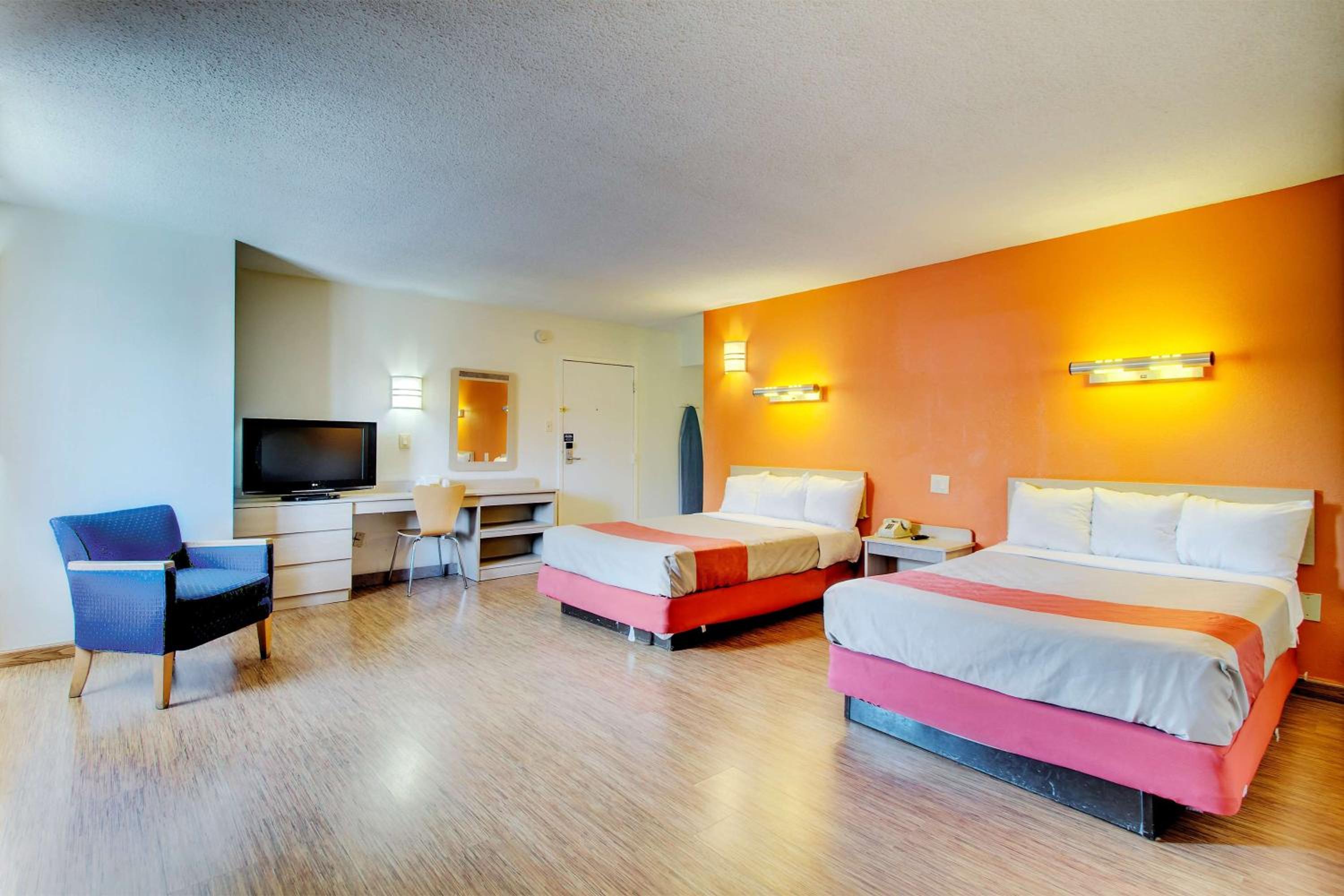 Quadruple Room - Non-Smoking - Photo 4