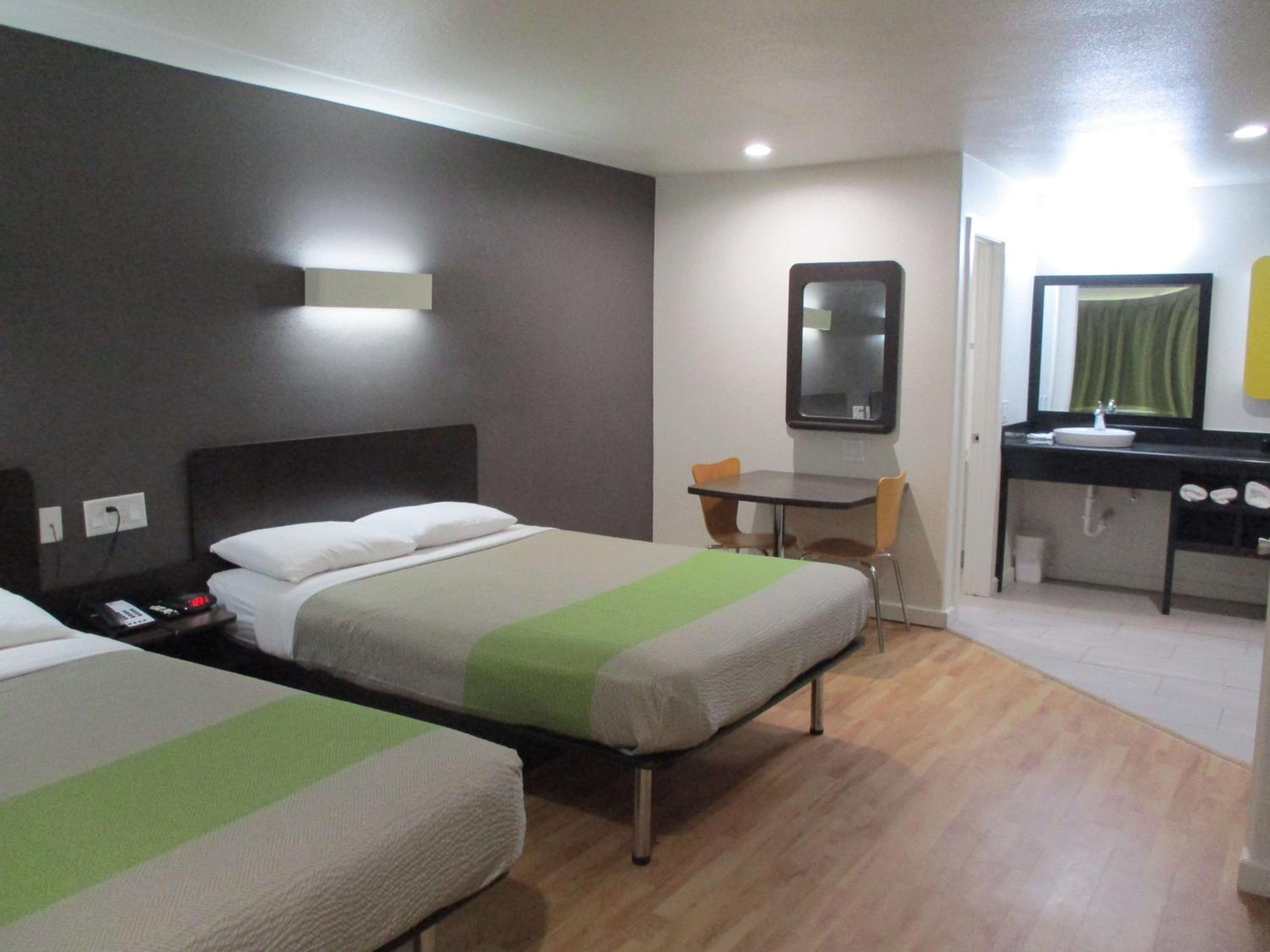 Deluxe Queen Room with Two Queen Beds - Non-Smoking - Photo 8