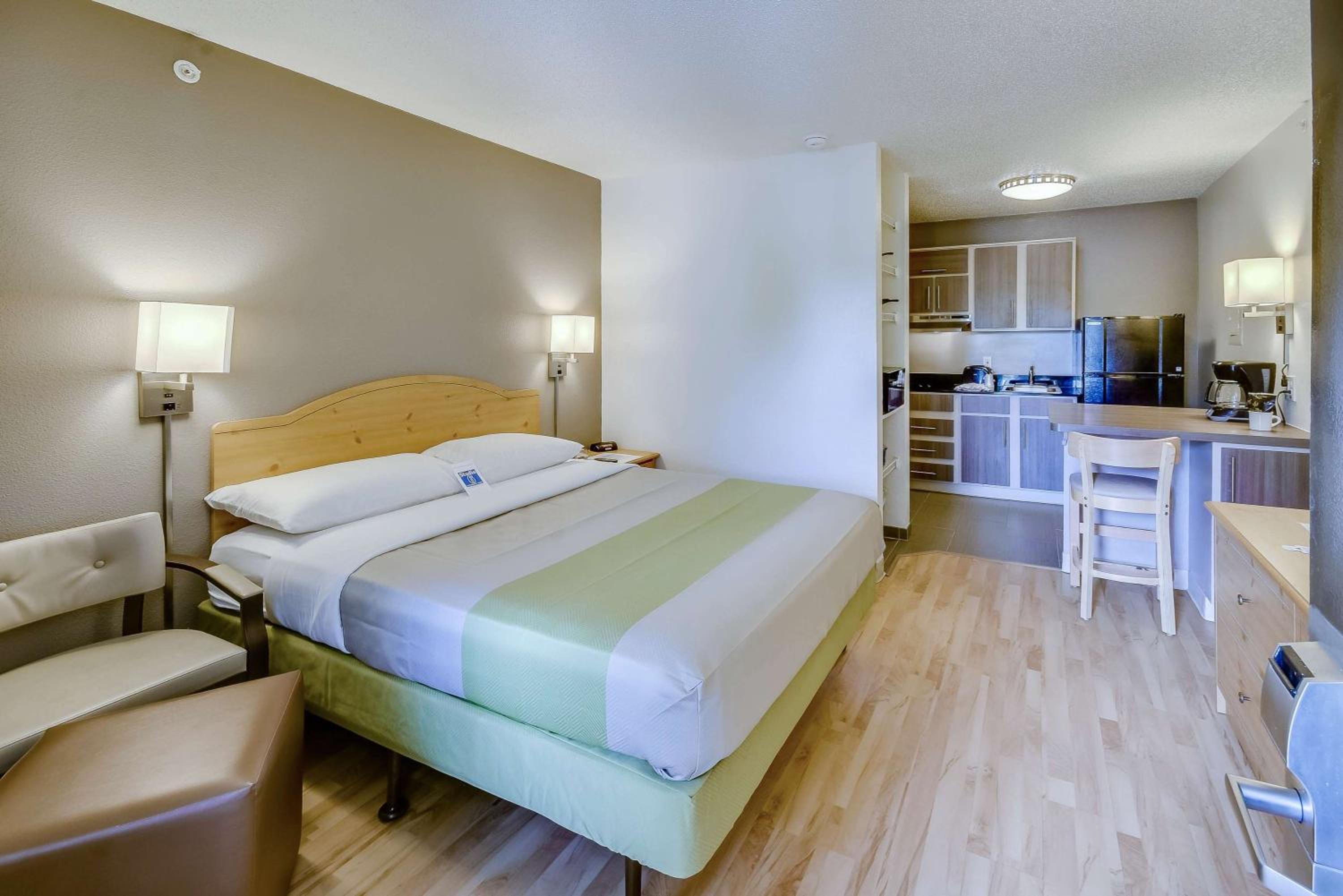 1 Queen Bed | Micfridge, Smoking