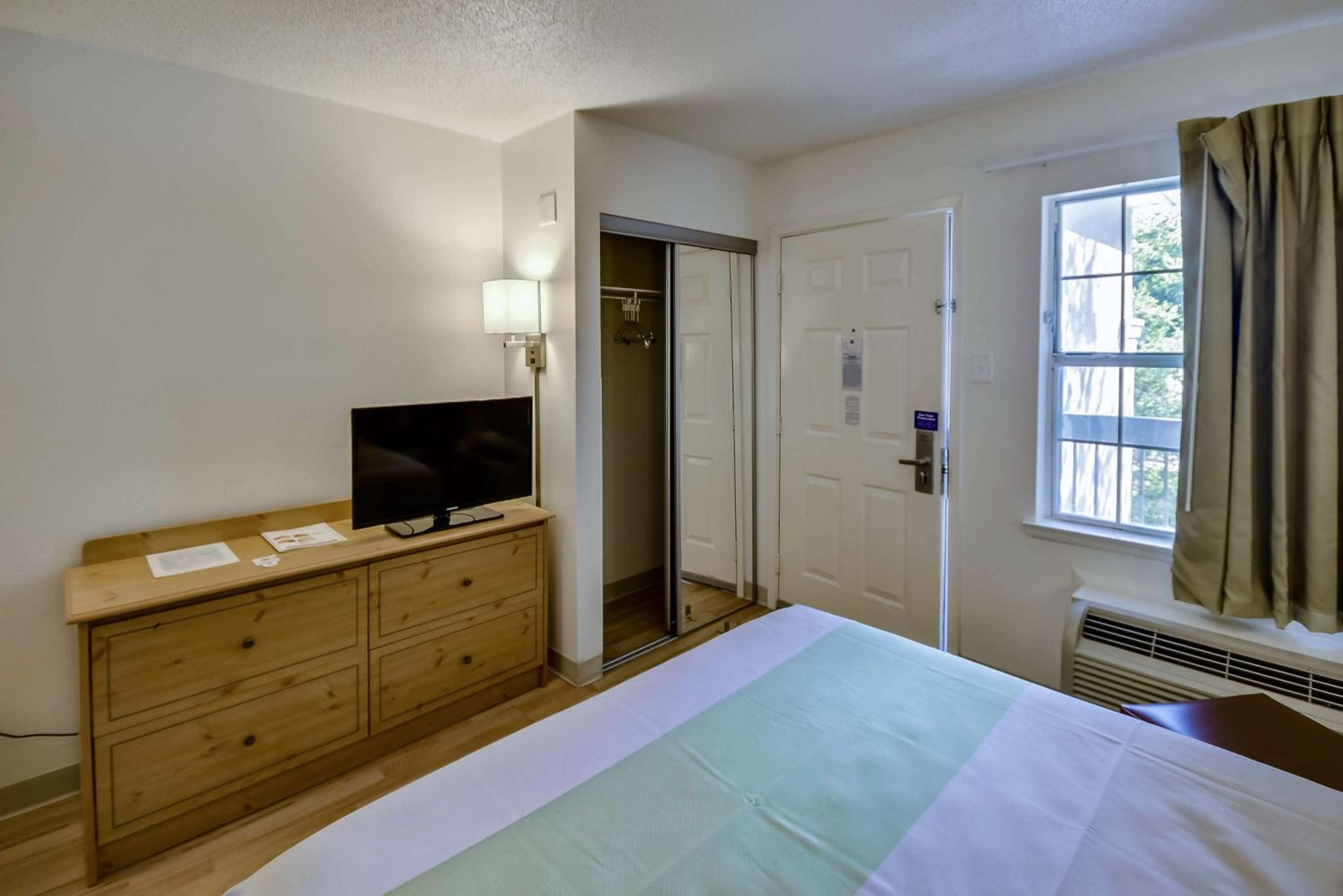 1 Queen Bed | ADA/Tub, Non-smoking