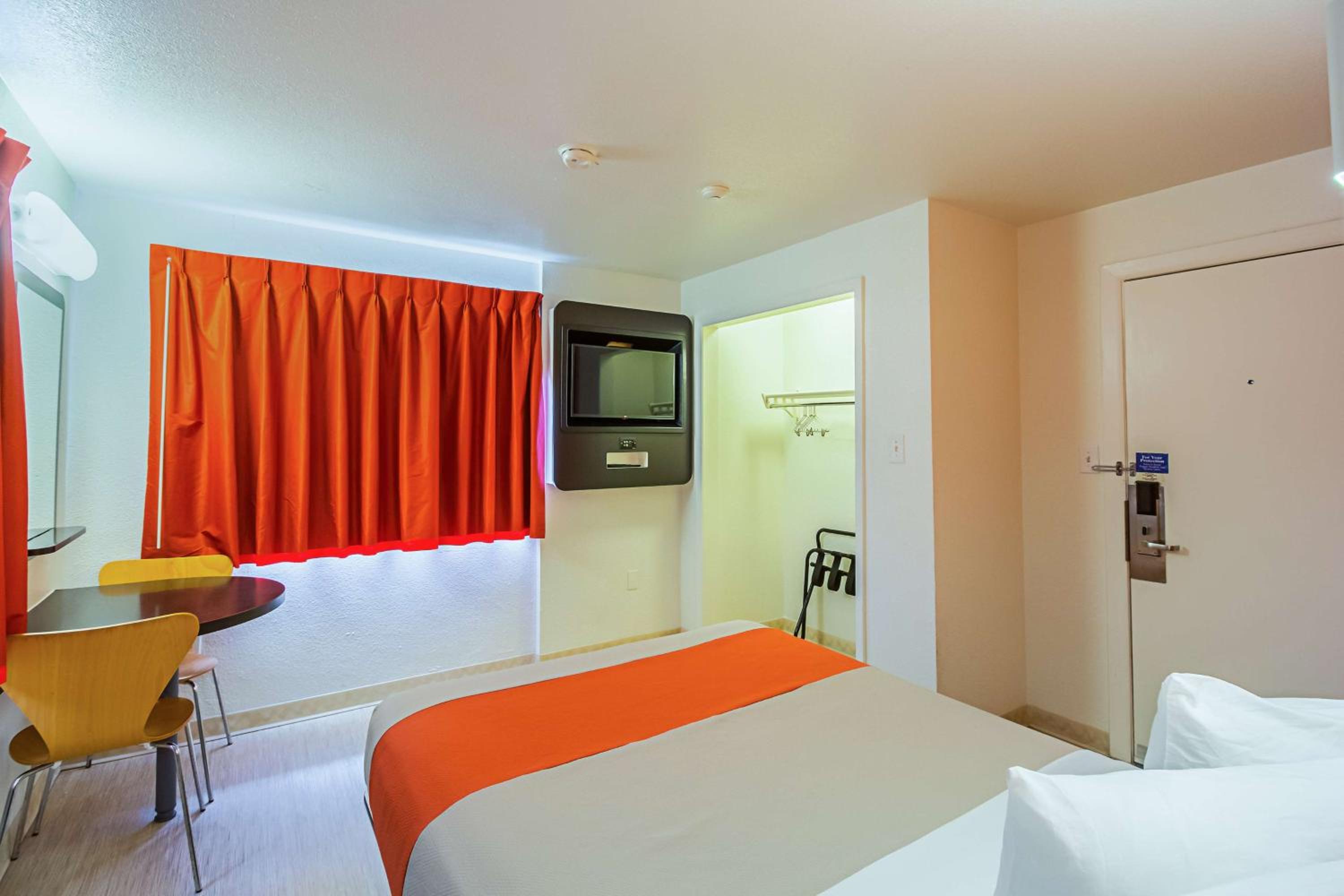 Double Room - Disability Access - Non-Smoking photo 3