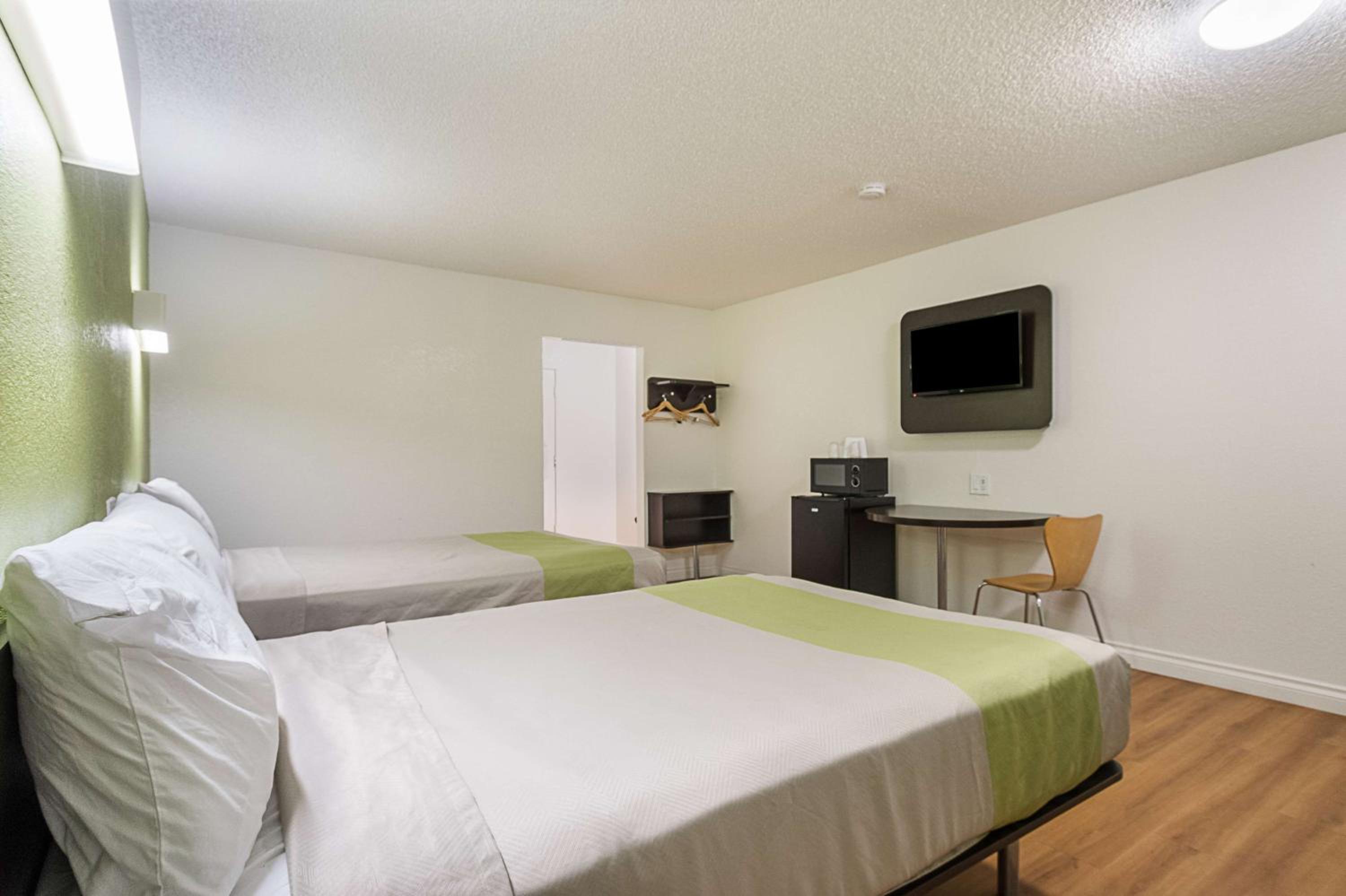 Quadruple Room - Non-Smoking - Photo 4