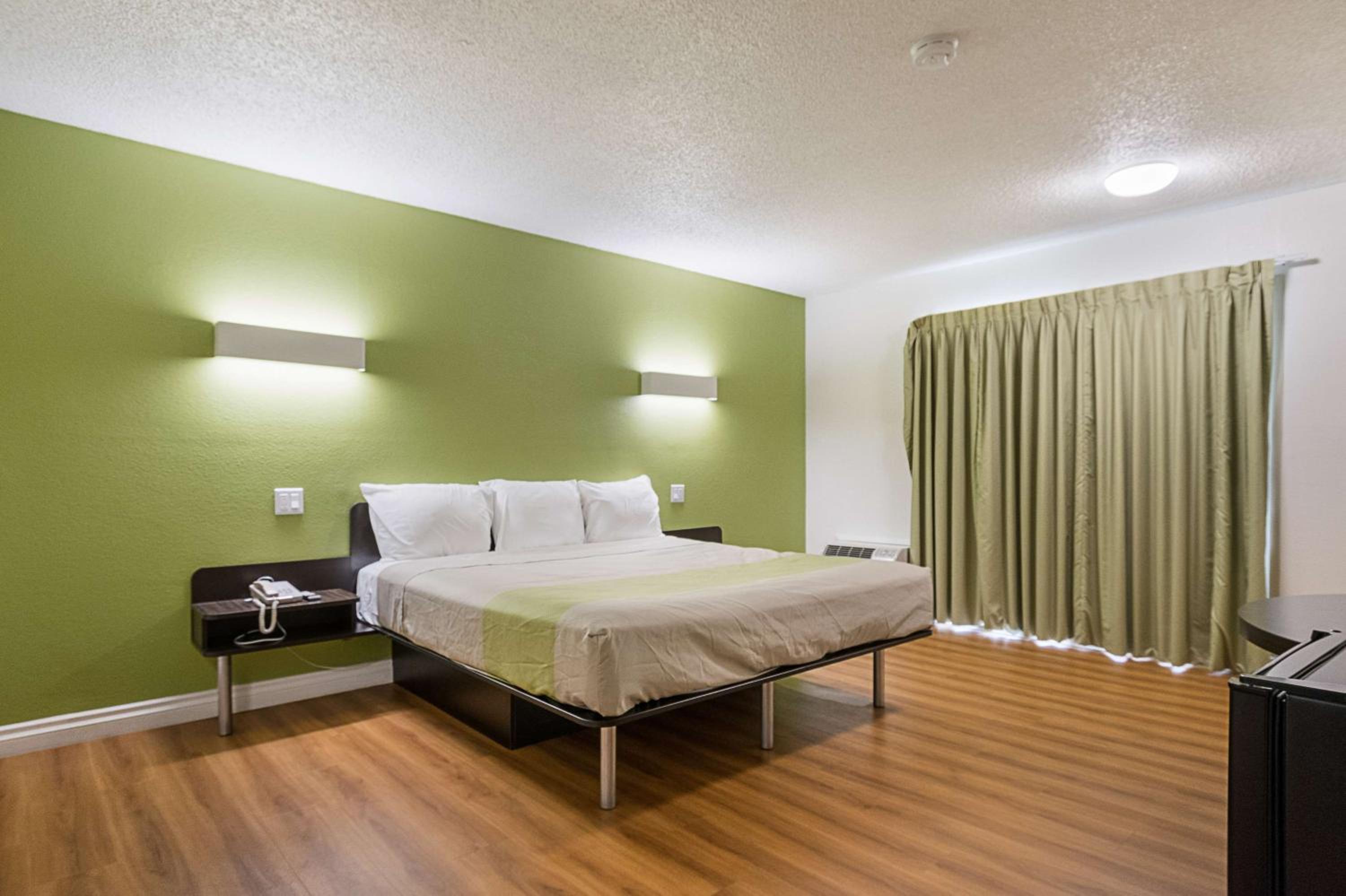 King Room - Non-Smoking - Photo 6