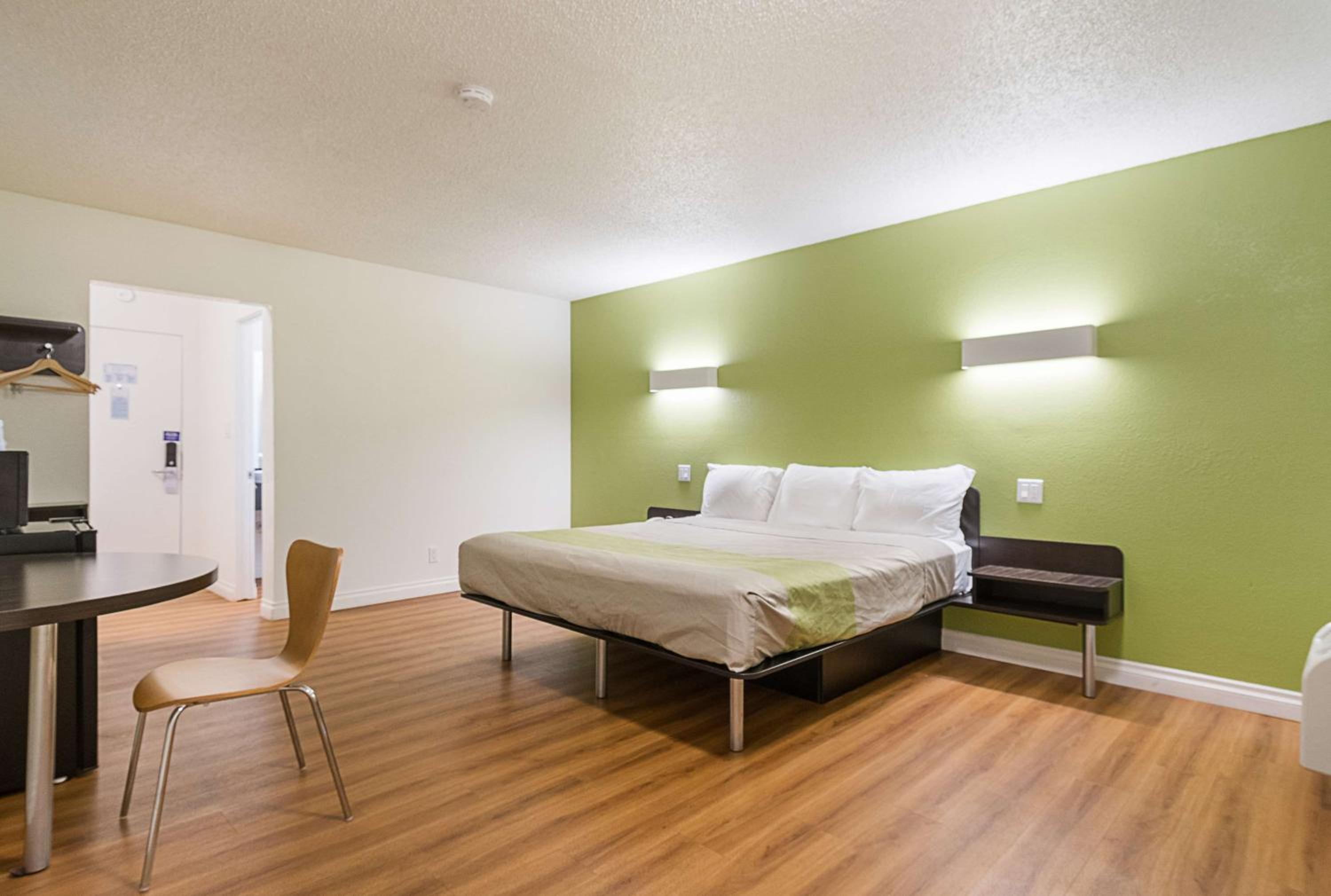 King Room - Non-Smoking - Photo 7