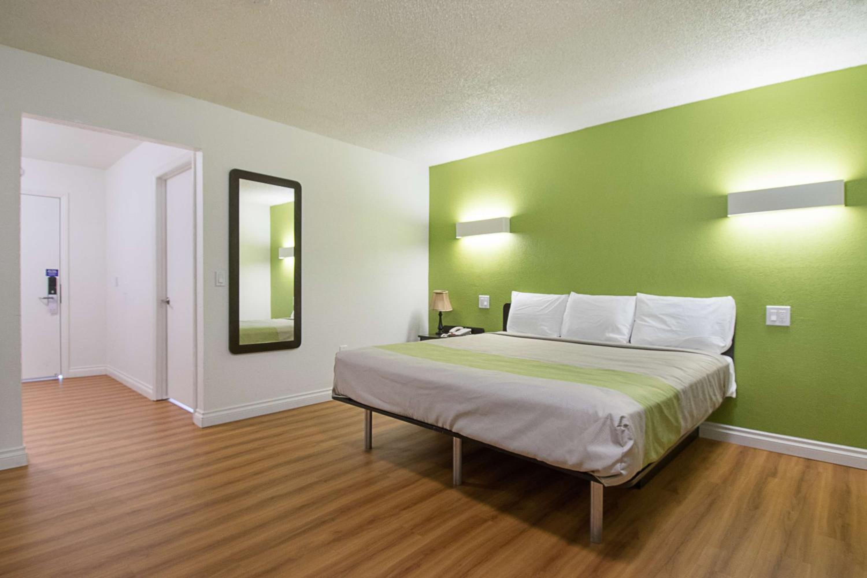 King Room - Non-Smoking - Photo 3
