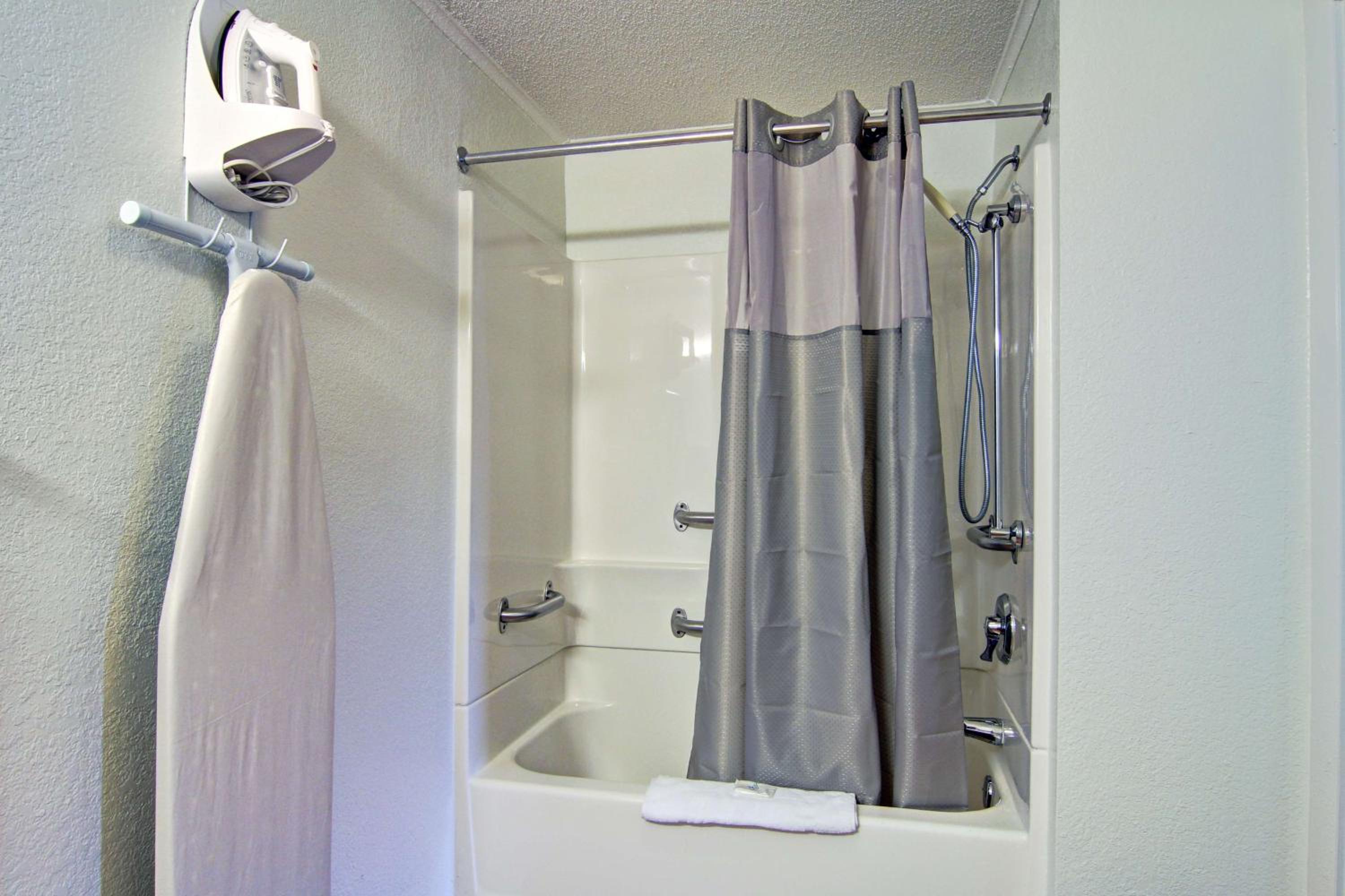 Queen Room with Tub - Mobility Accessible/Non-Smoking photo 2