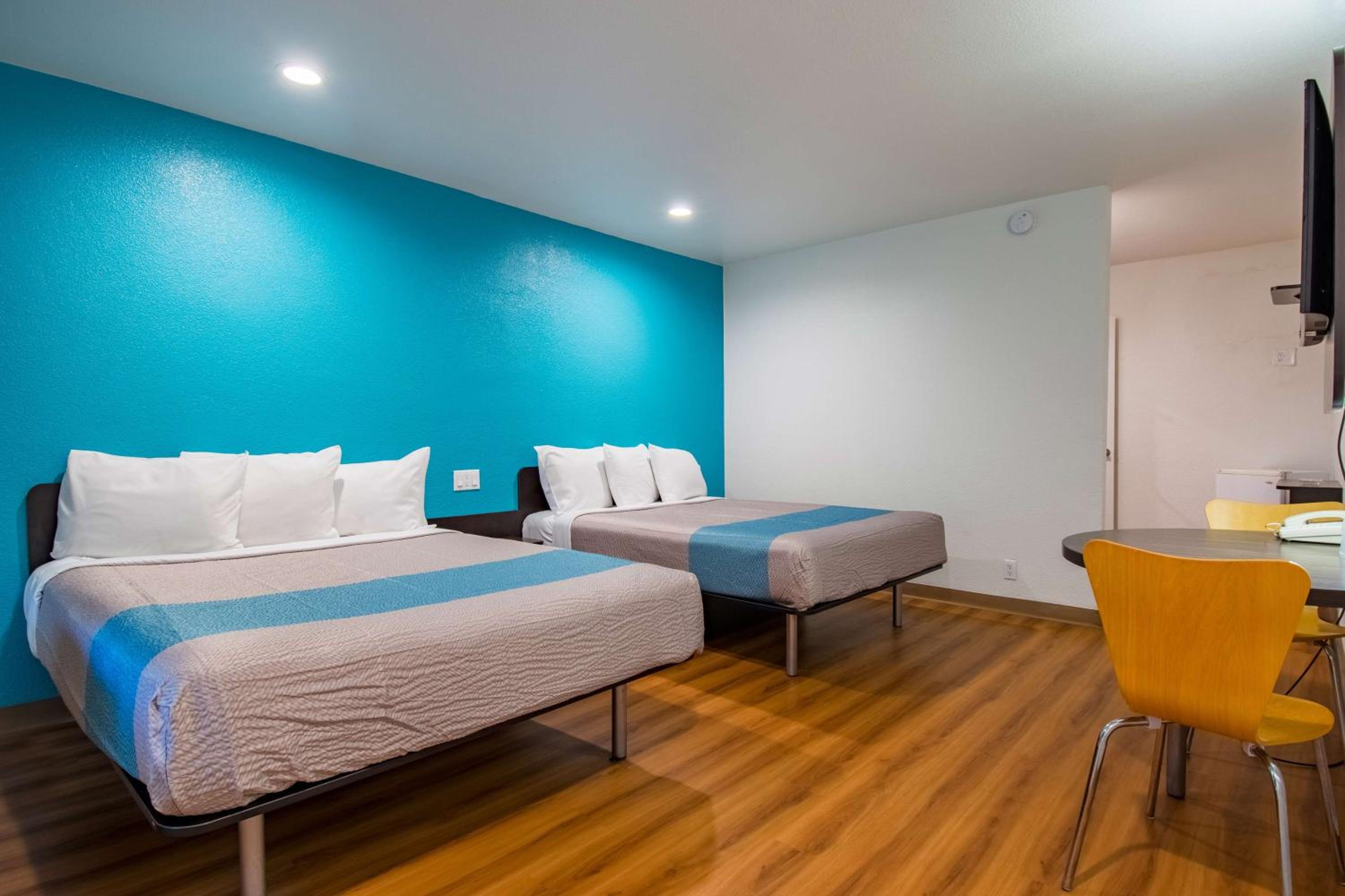Deluxe Queen Room with Two Queen Beds - Smoking