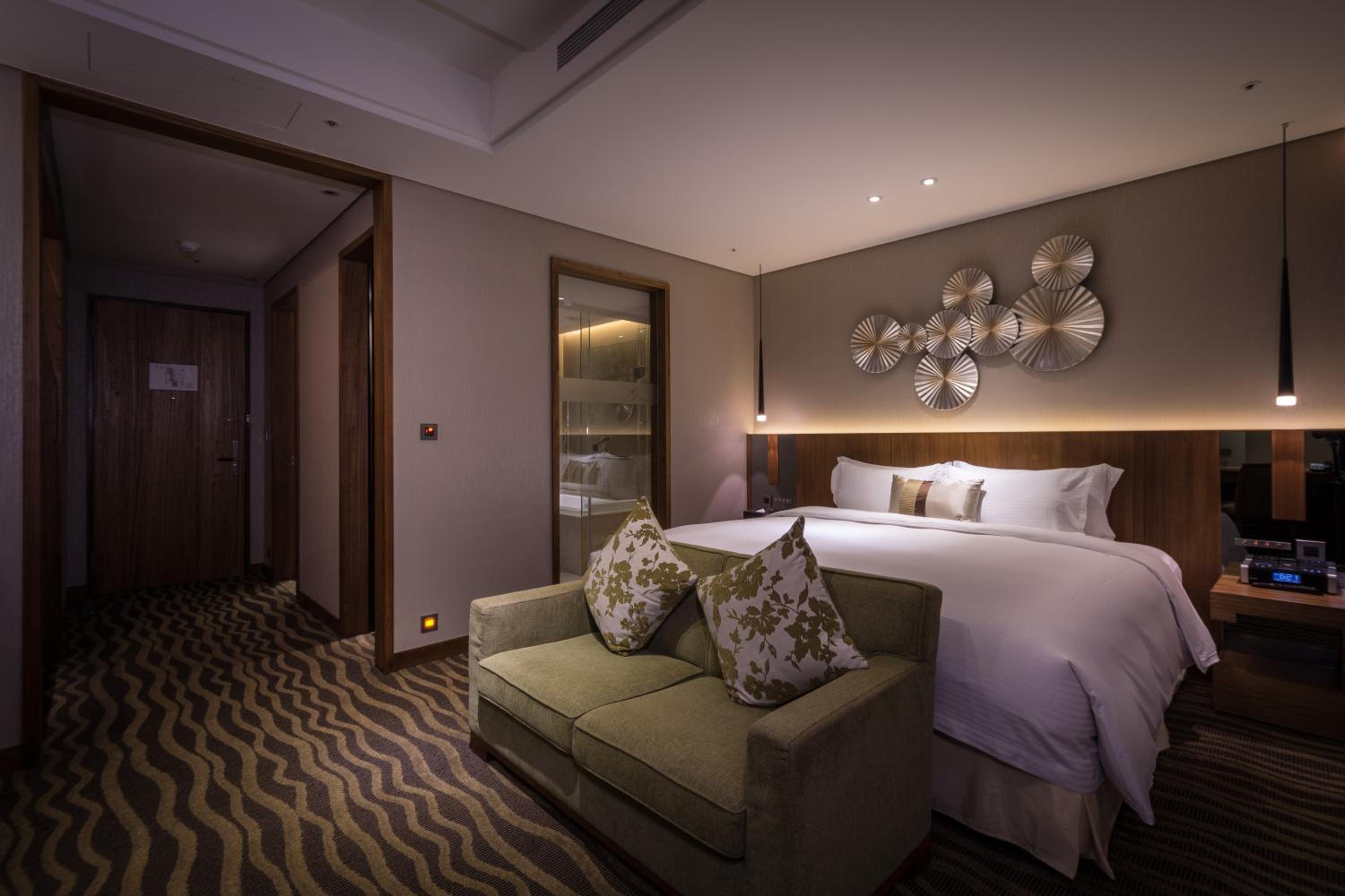 Business King Room with City View photo 2