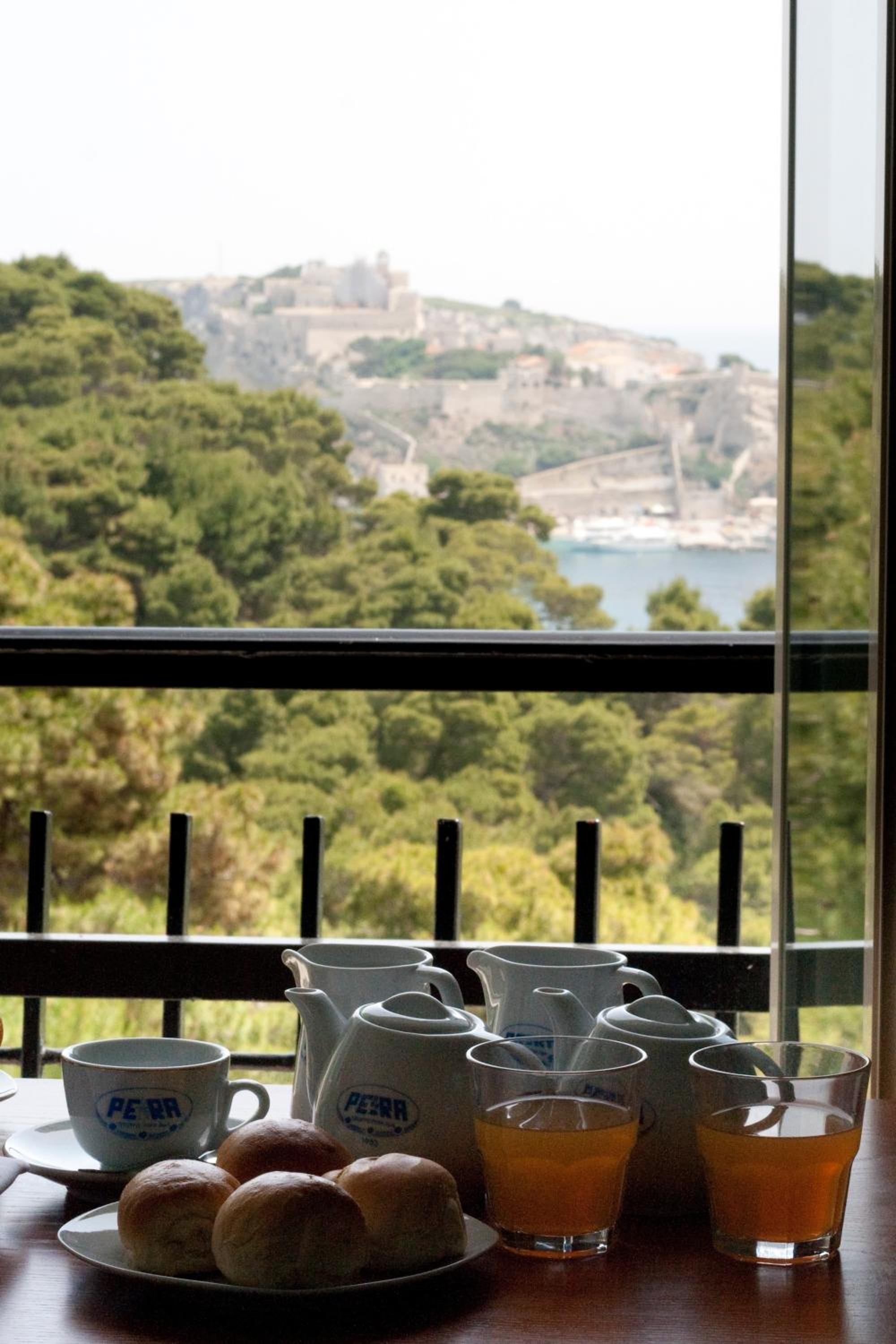 Double or Twin Room with Sea View photo 3