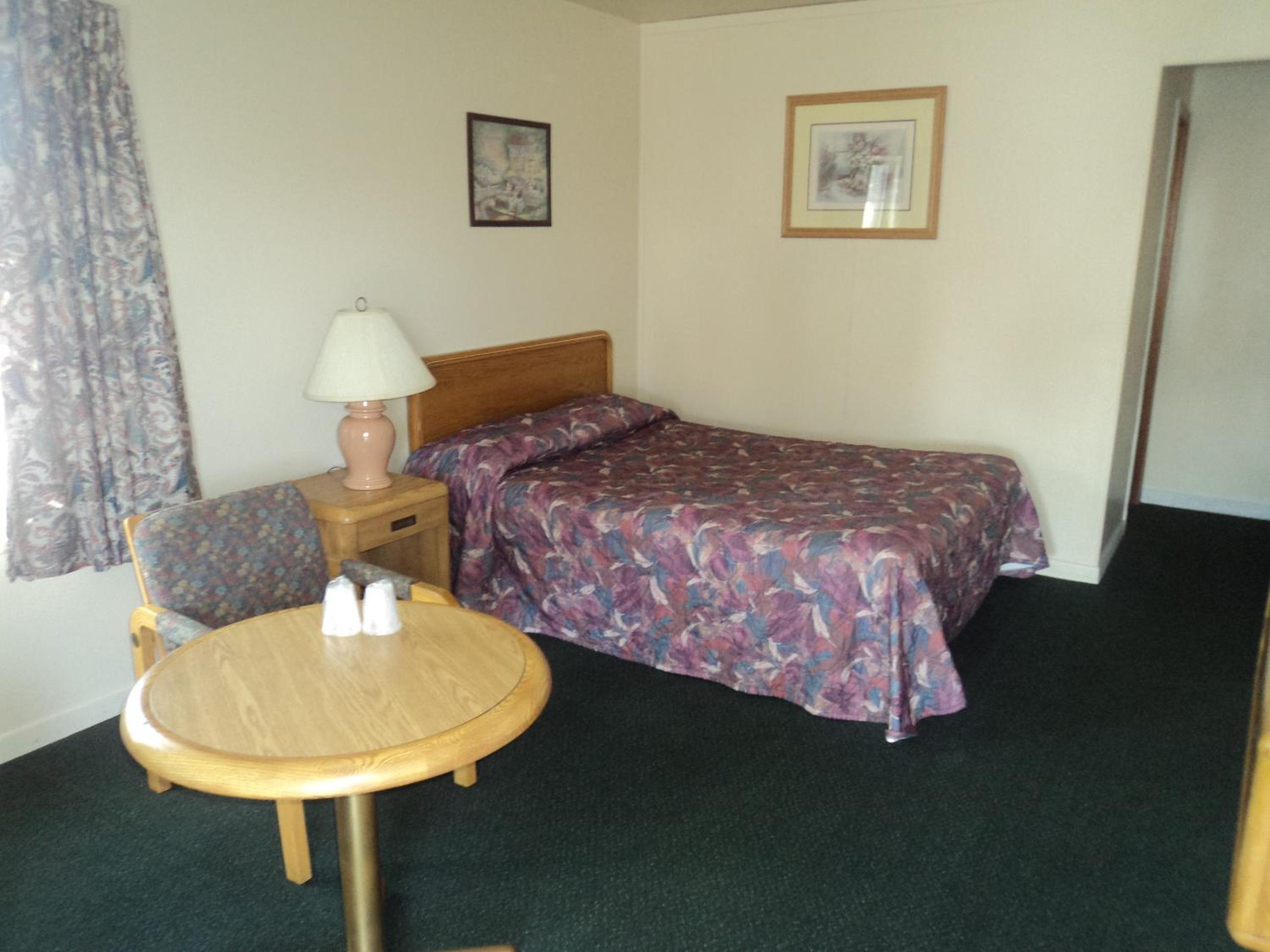 Queen Room with Two Queen Beds photo 3