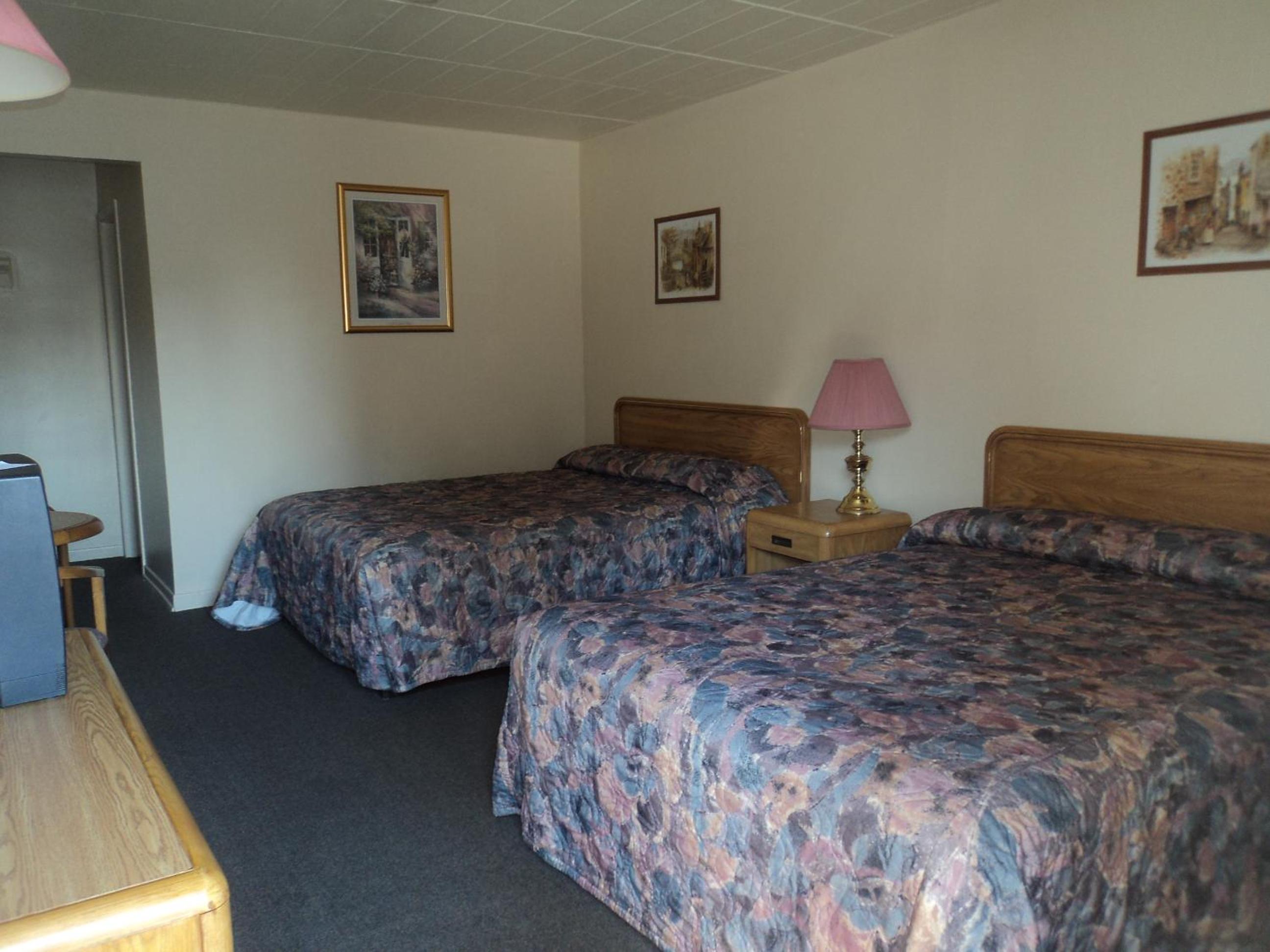Queen Room with Two Queen Beds photo 1
