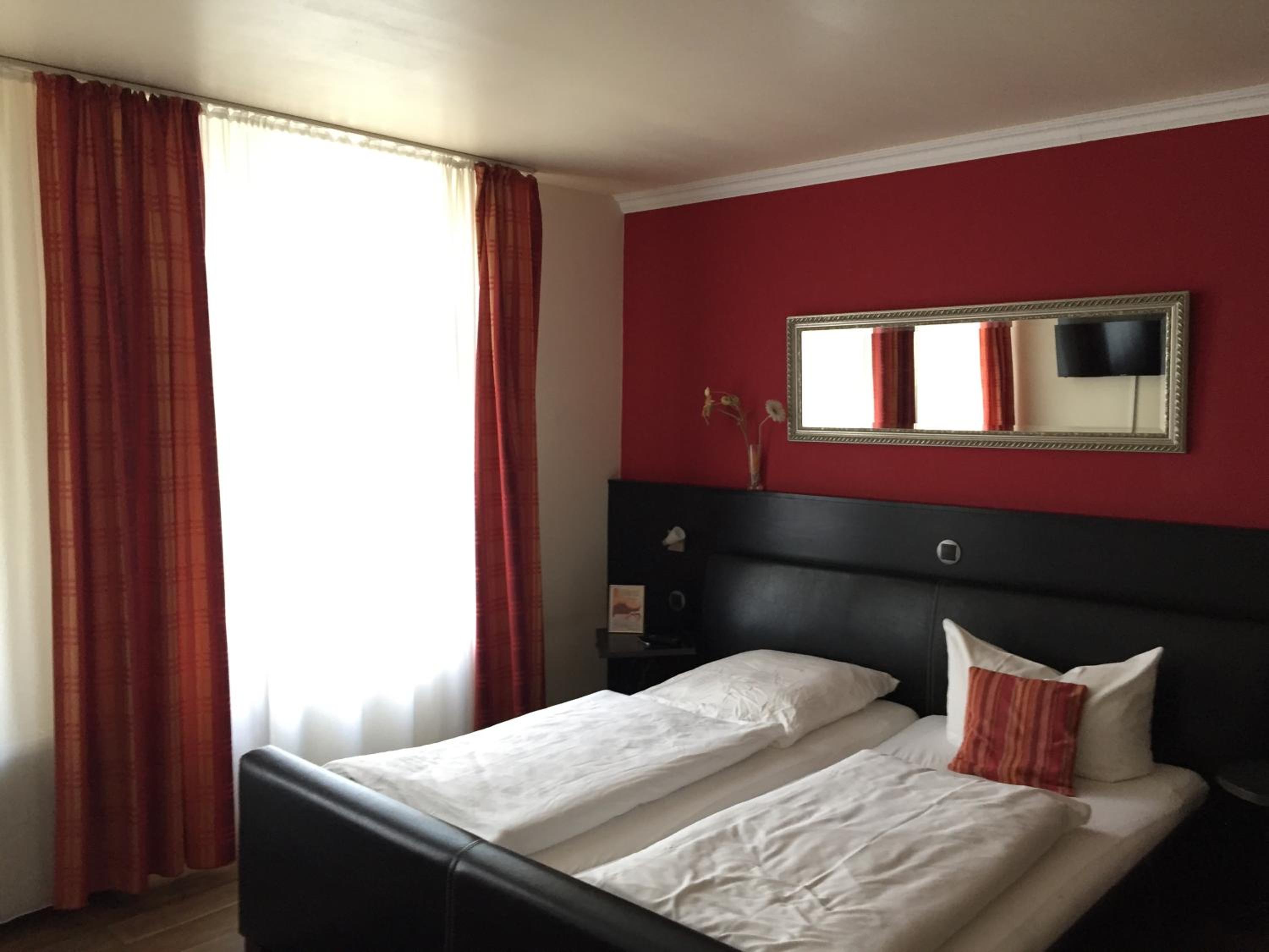 Large Double Room - Photo 15