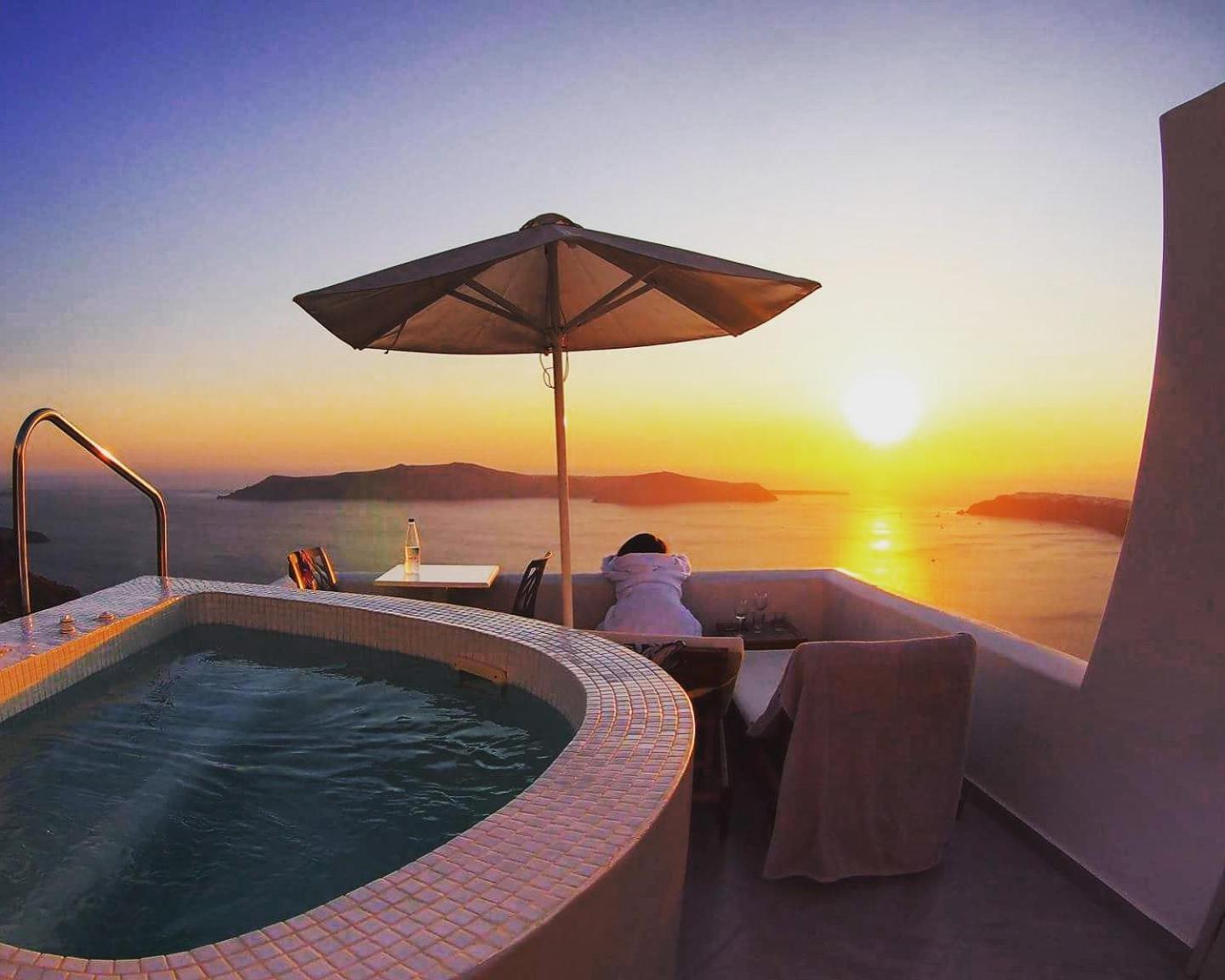 Superior Cave Suite with outdoor Hot Tub and Caldera View photo 3