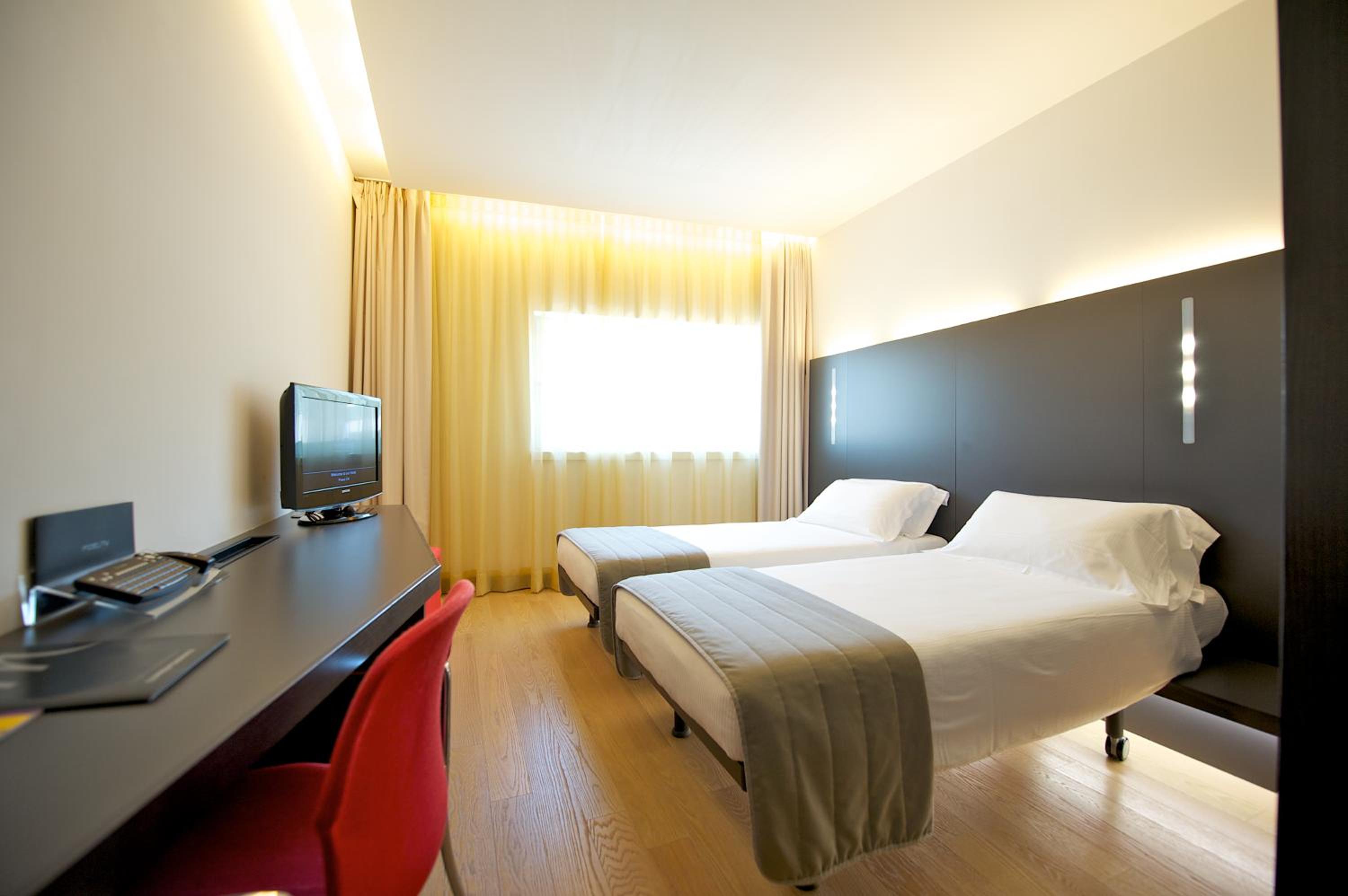 Classic Room With Two Single Beds - Photo 3