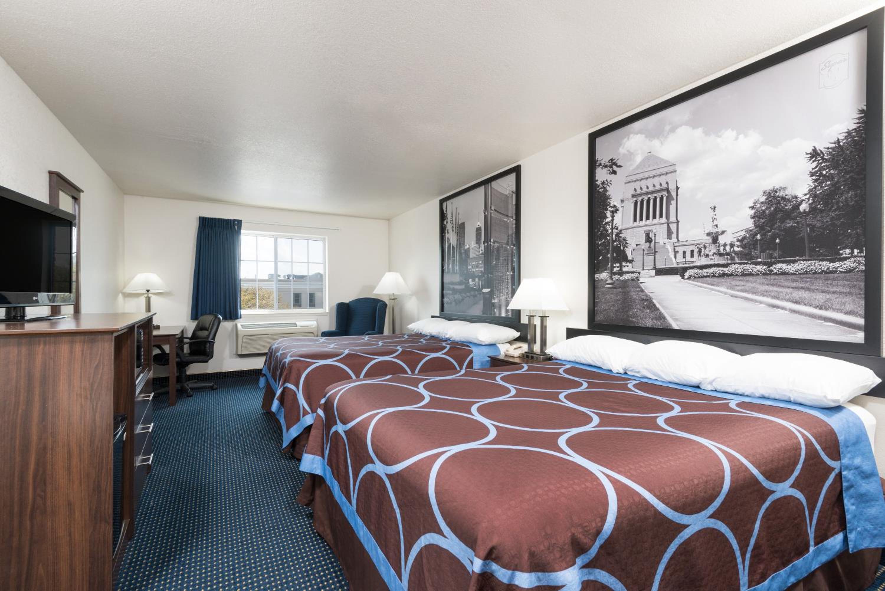Queen Room with Two Queen Beds - Non-Smoking - Photo 4