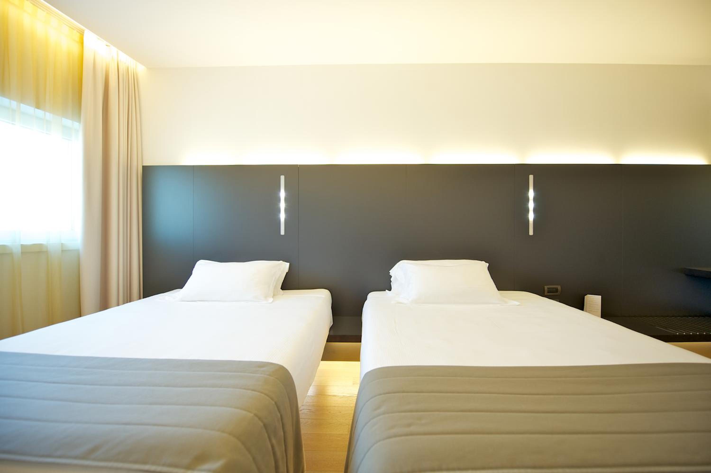 Classic Room With Two Single Beds - Photo 2