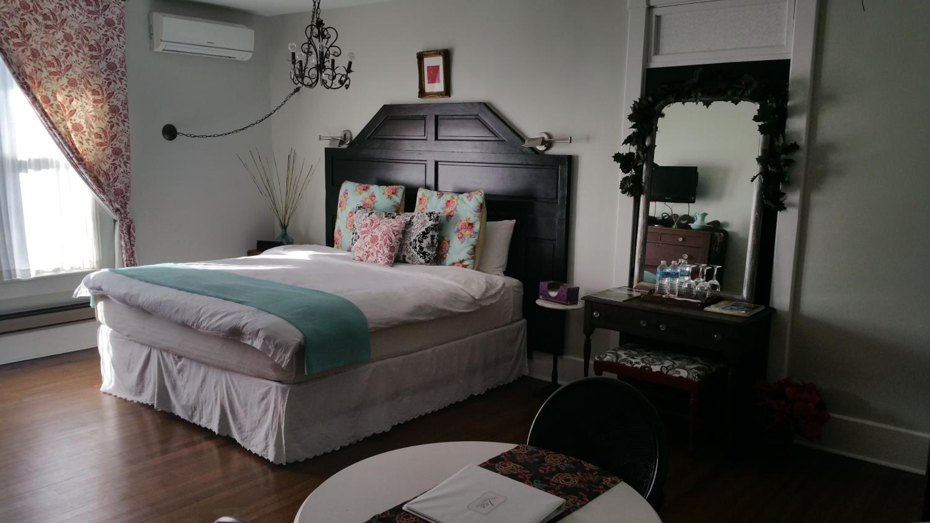 Deluxe King Room with Garden View photo 1