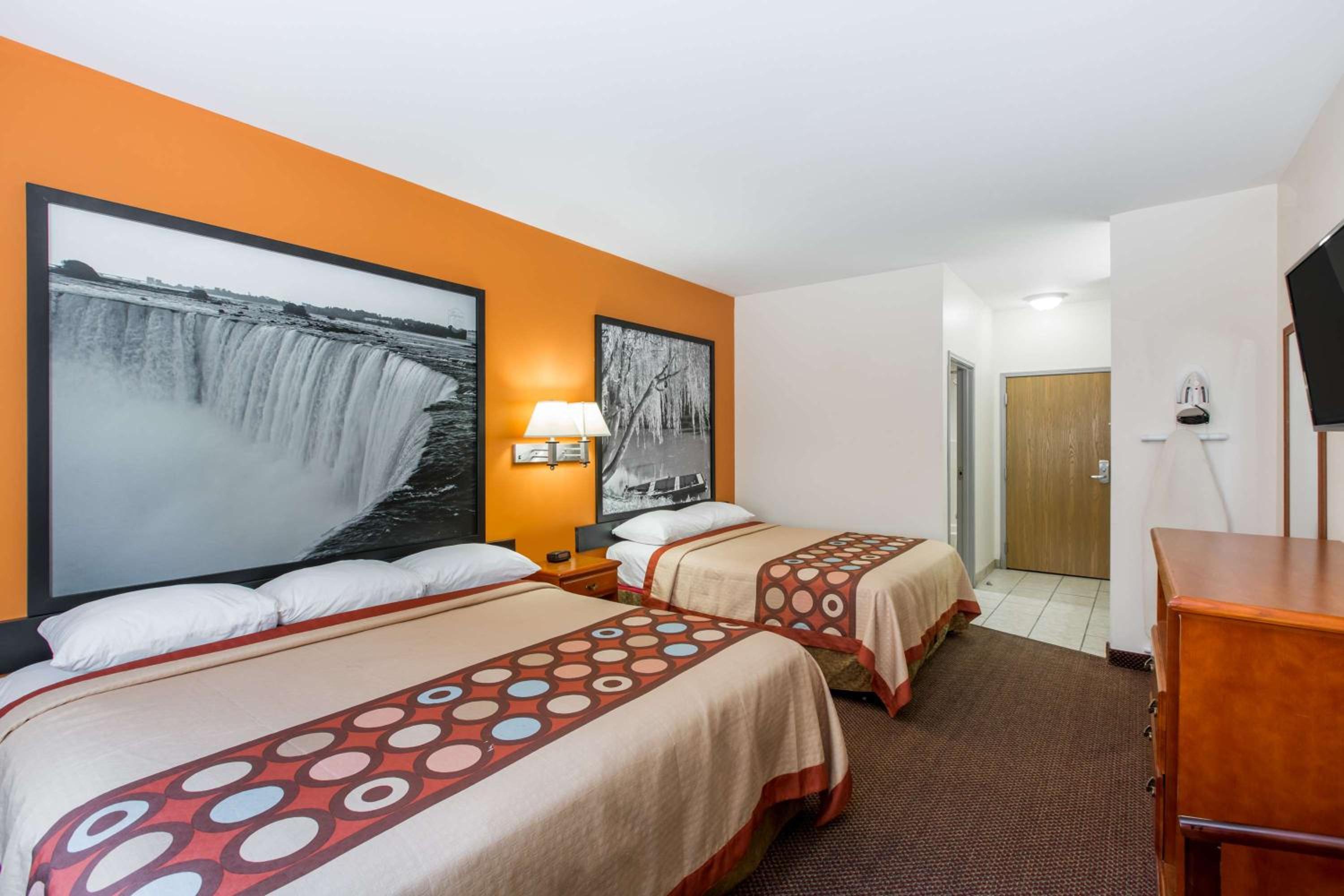 Queen Room with Two Queen Beds - Non-Smoking - Photo 3