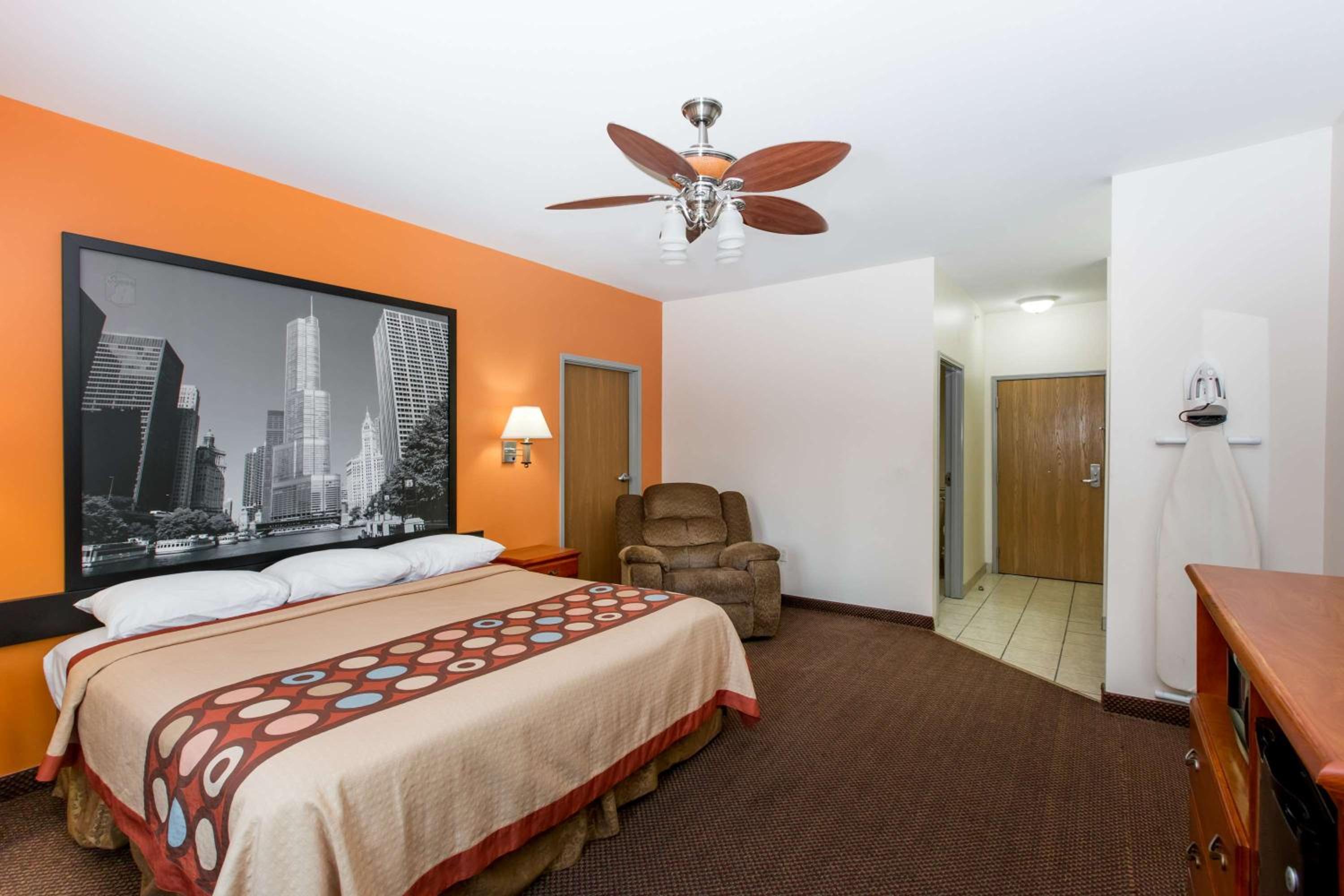 King Room - Non-Smoking - Photo 1