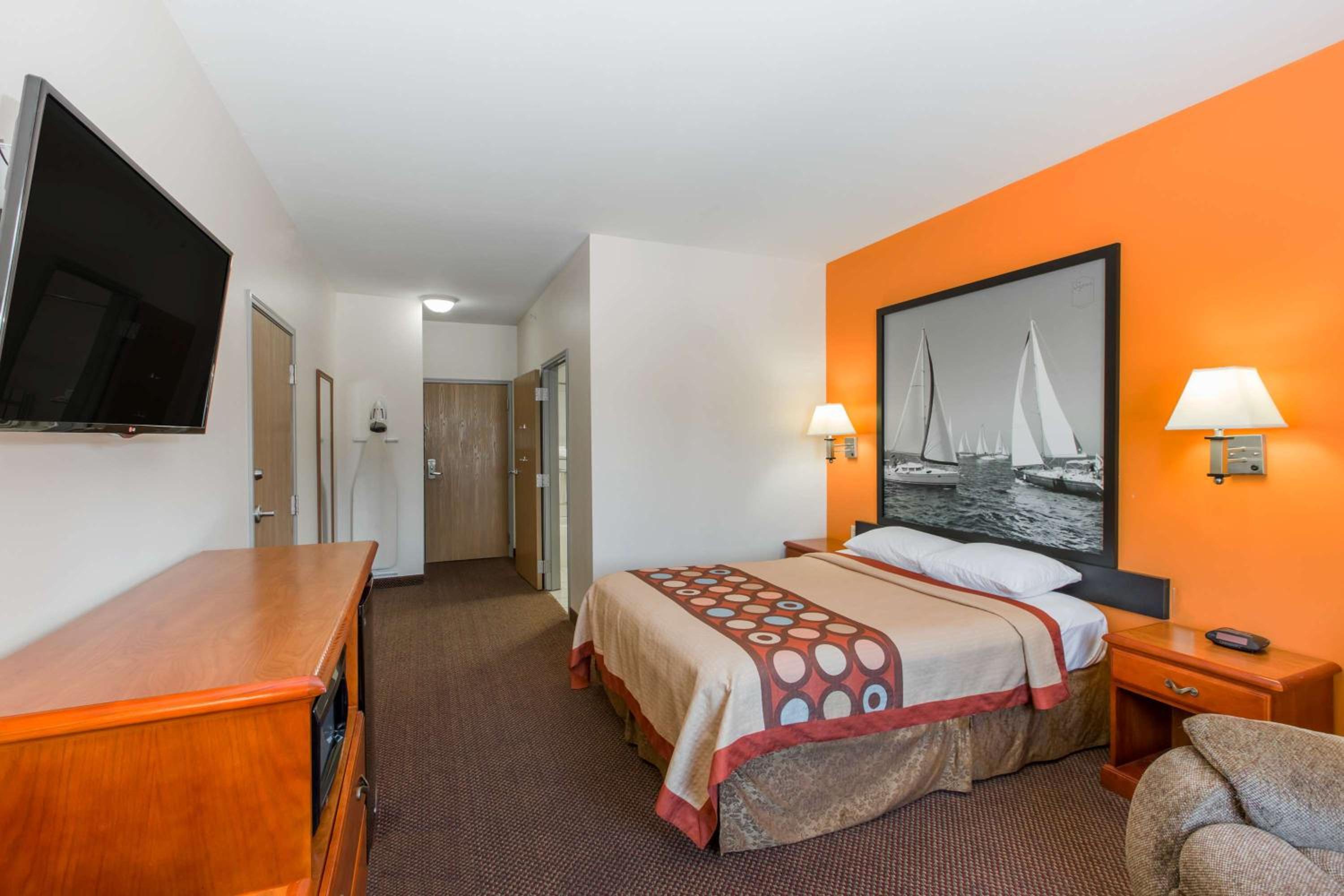King Room - Non-Smoking - Photo 3