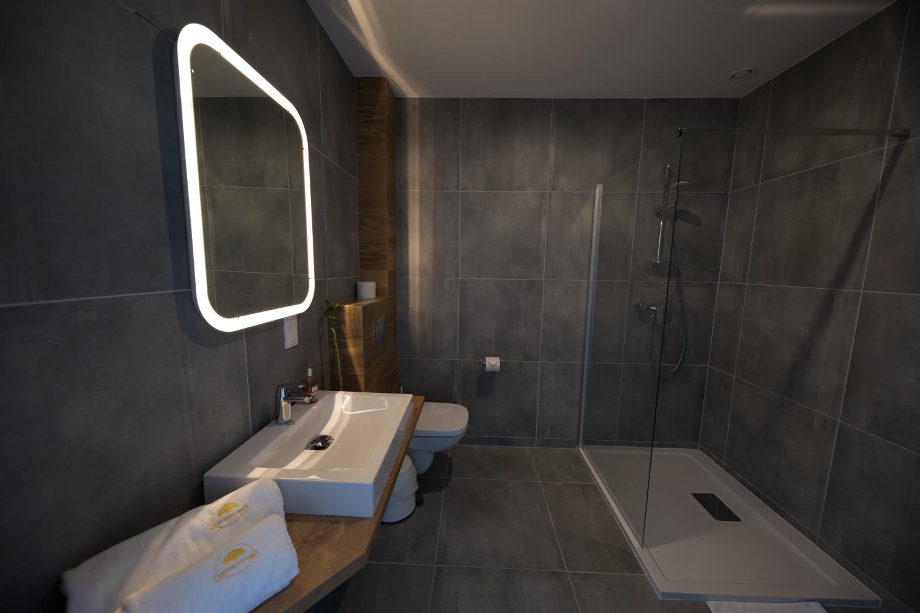 Large Double Room - Photo 6