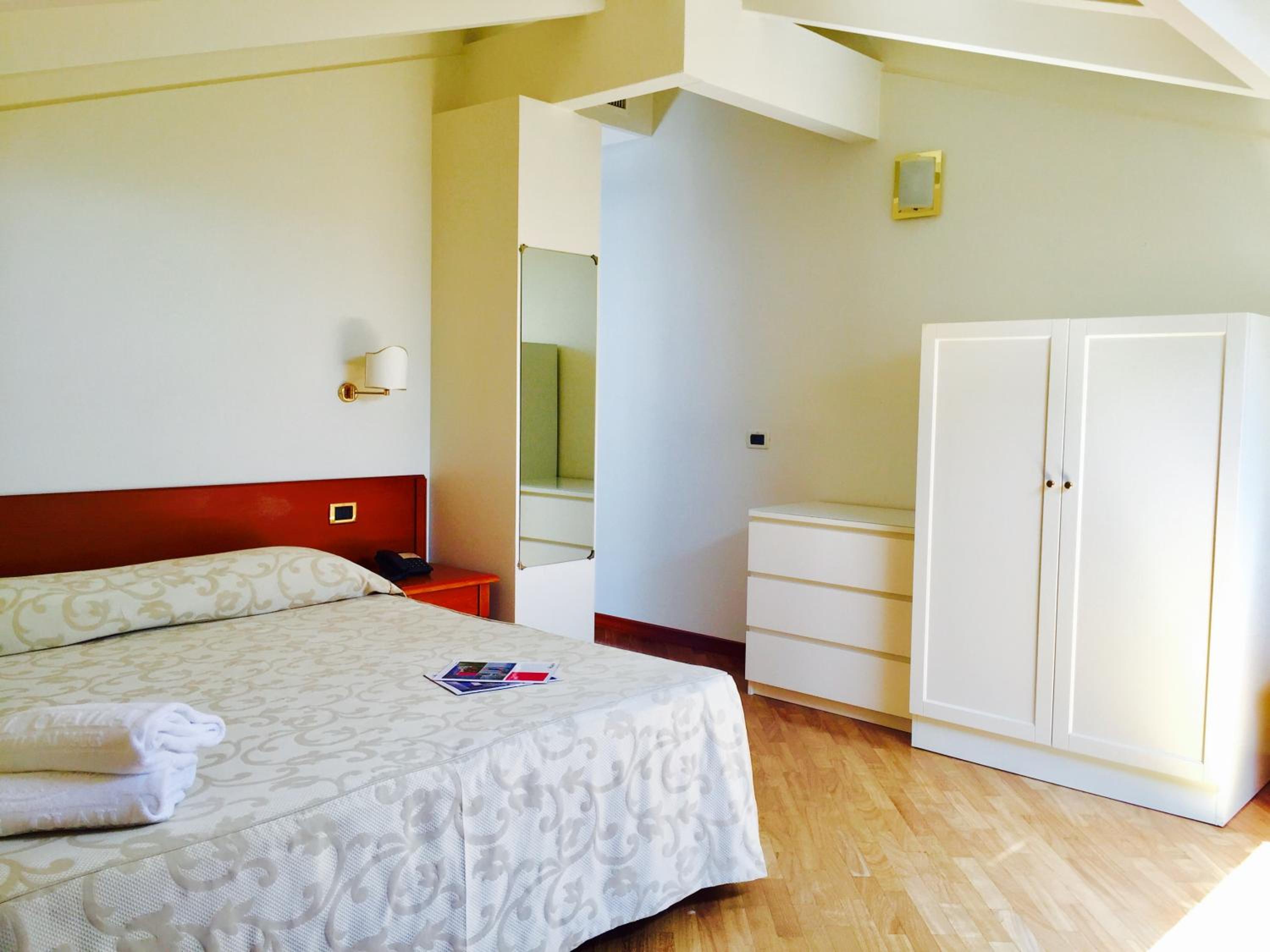 Double Room with Spa Bath photo 3