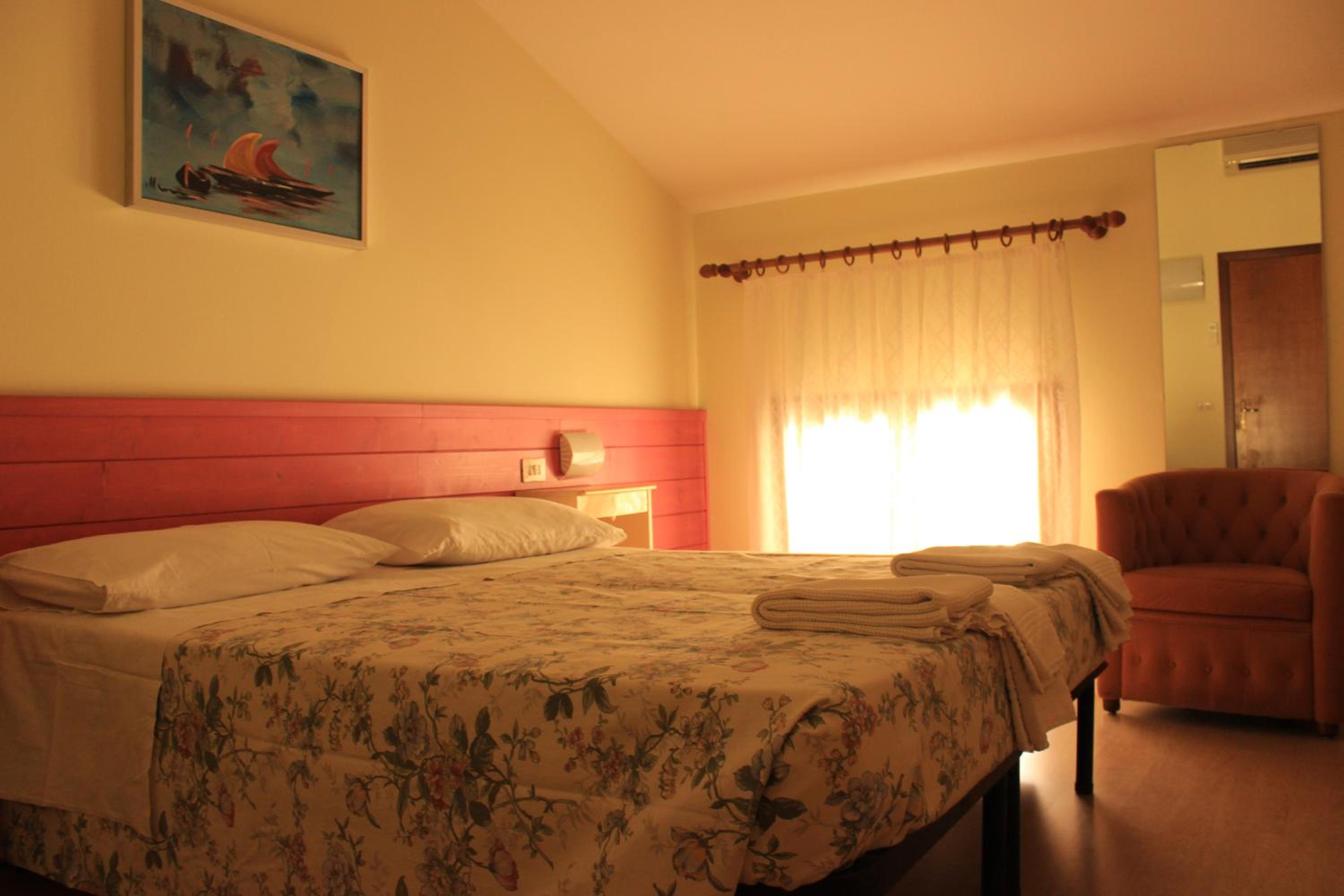 Standard Double or Twin Room - Photo 3
