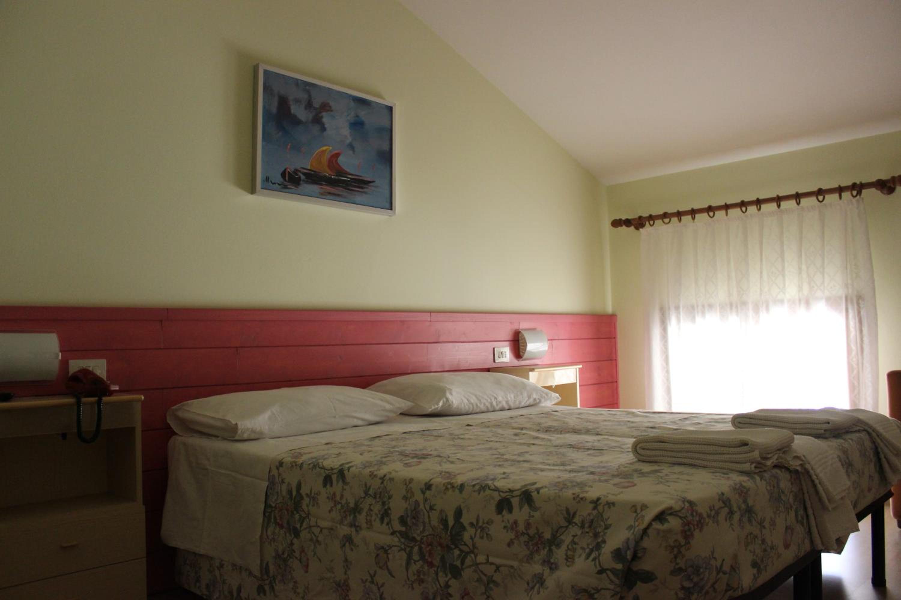 Standard Double or Twin Room - Photo 2