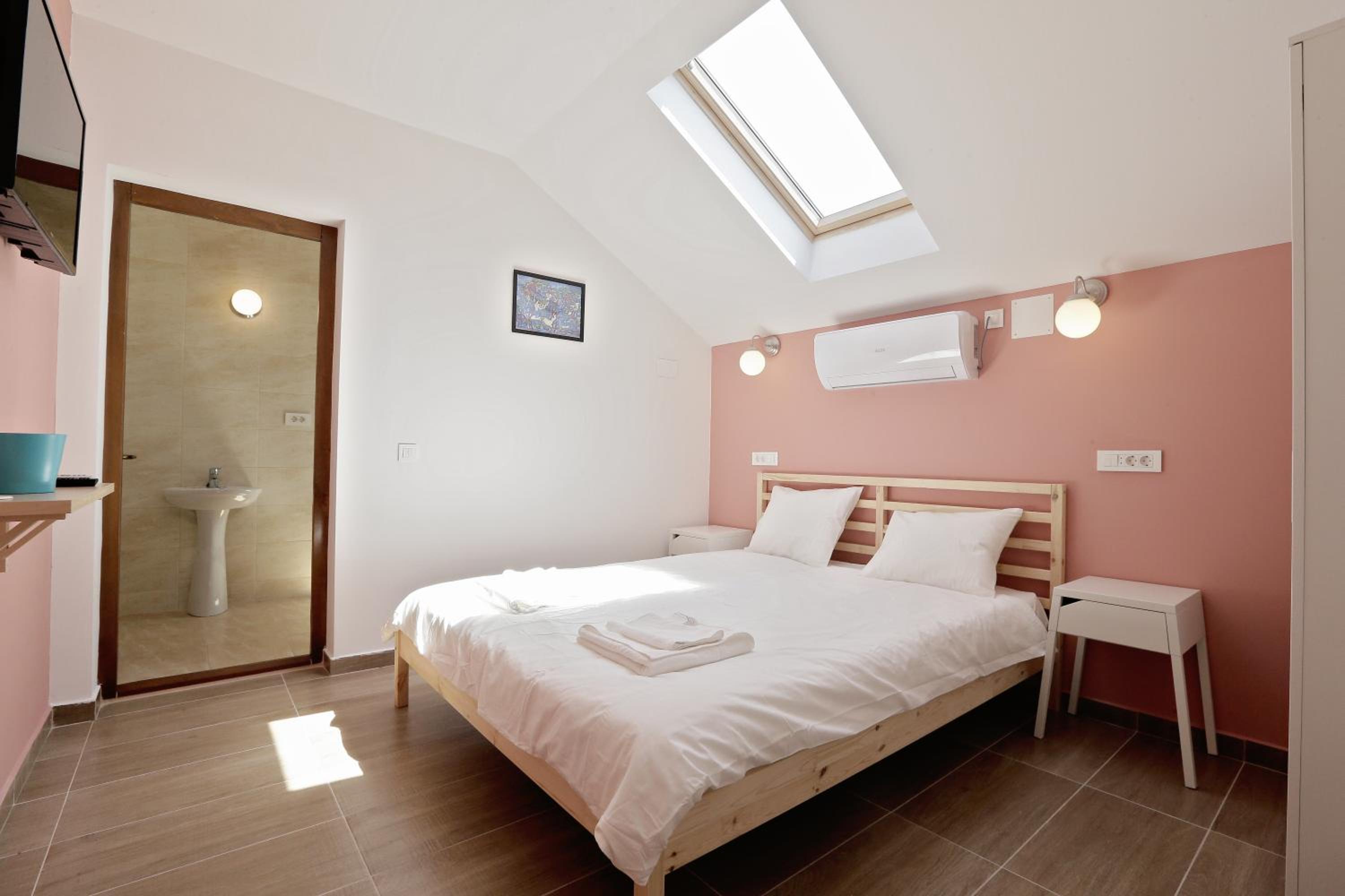 Budget Double Room photo 3