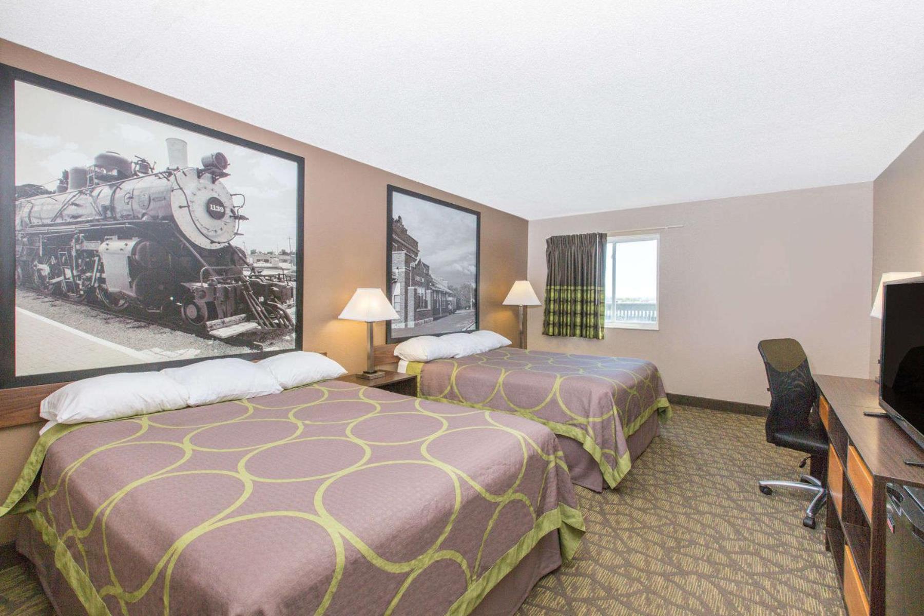 Queen Room with Two Queen Beds - Non-Smoking - Photo 2