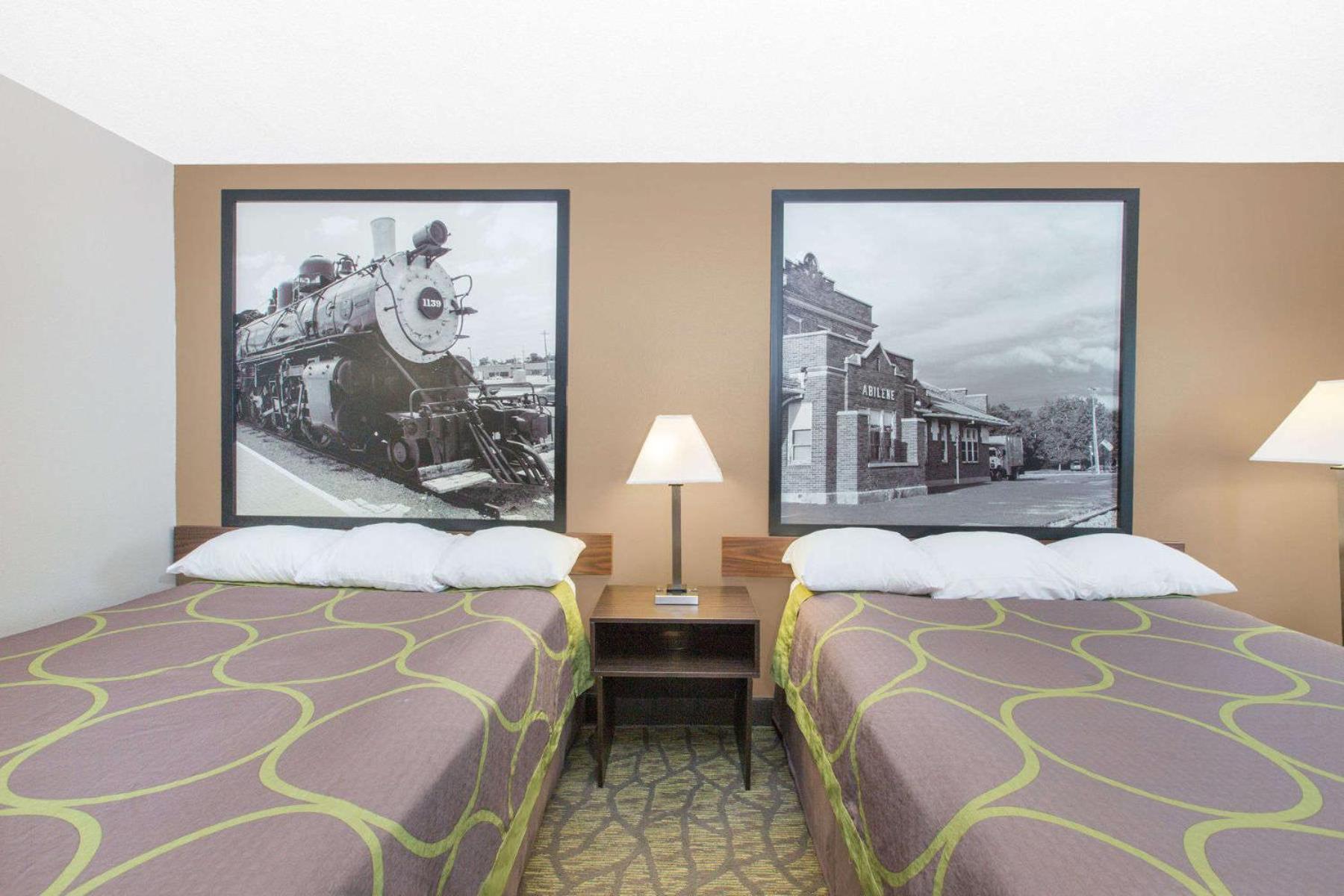 Queen Room with Two Queen Beds - Non-Smoking - Photo 5