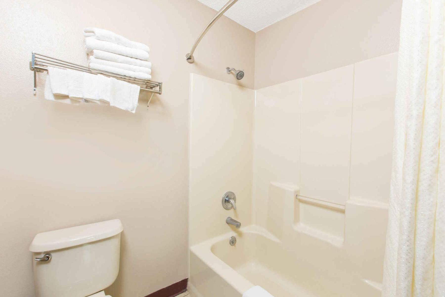 King Room - Non-Smoking - Photo 2