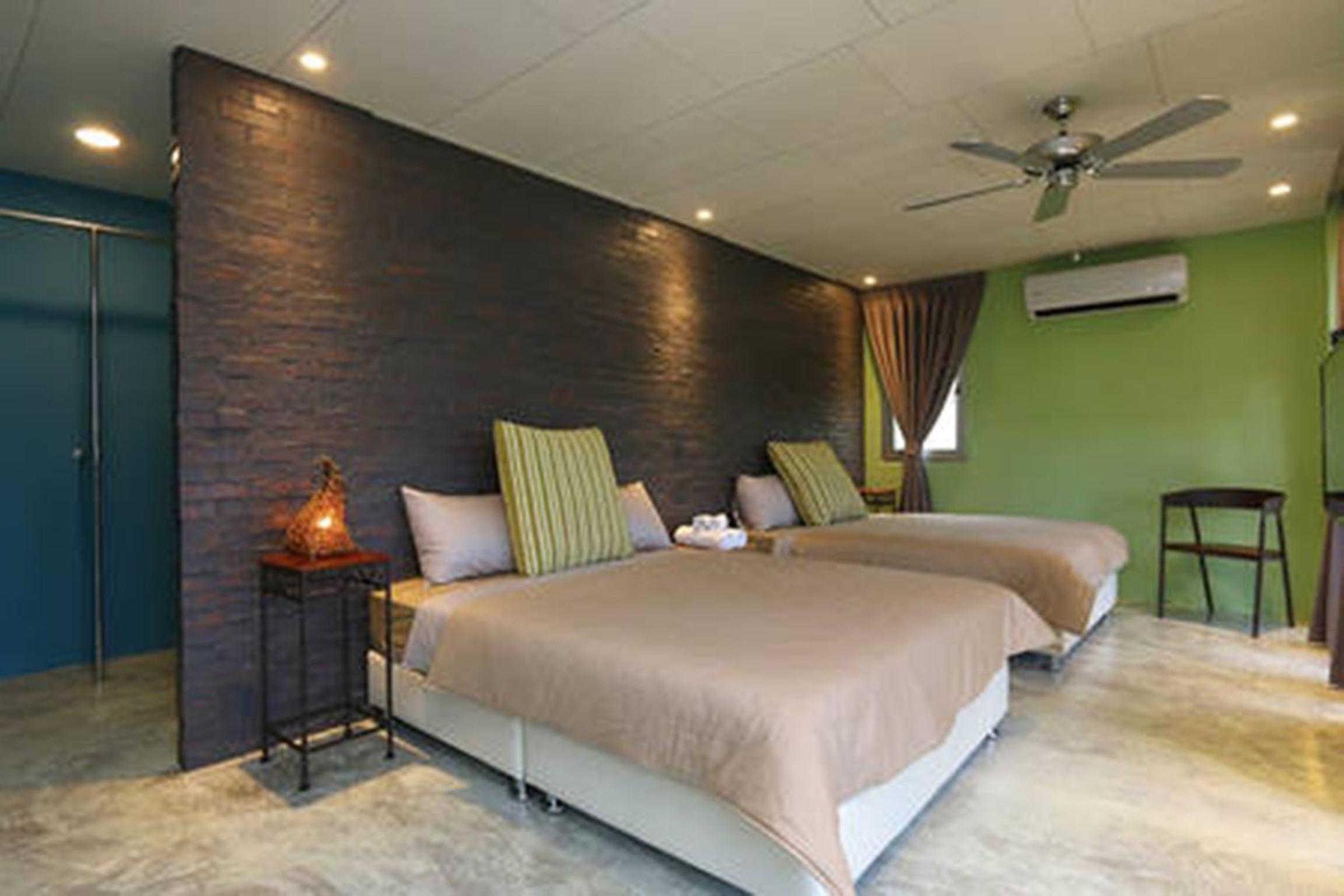 Quadruple Room with Private Bathroom photo 2