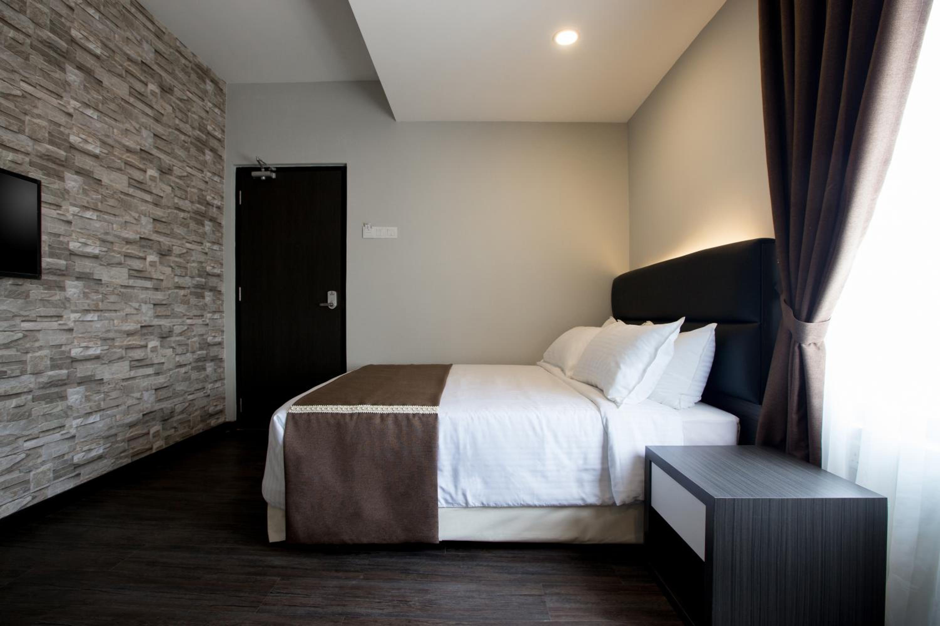 Deluxe Queen Room