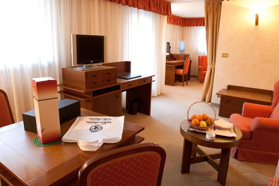 Suite - Photo 1