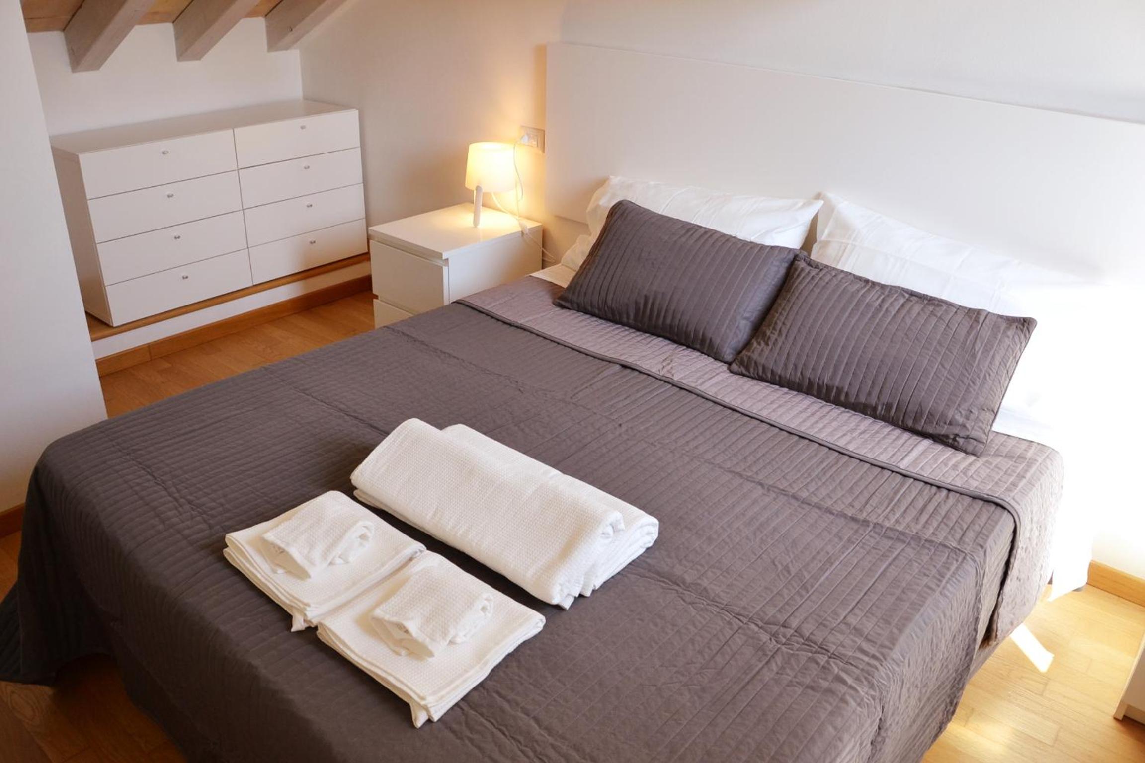One-Bedroom Apartment - Split Level - Via Ferdinando Maestri 13 photo 3