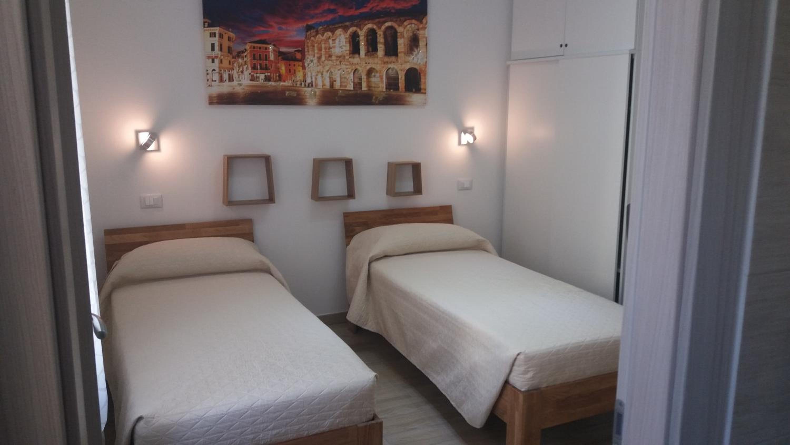 Double or Twin Room with Private Bathroom - Photo 9